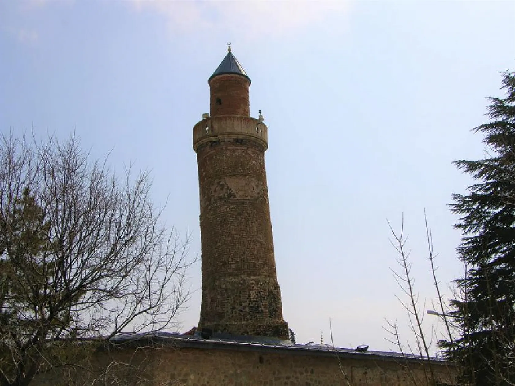 Eğri Minareli Cami turistlerin gözdesi olmaya devam ediyor