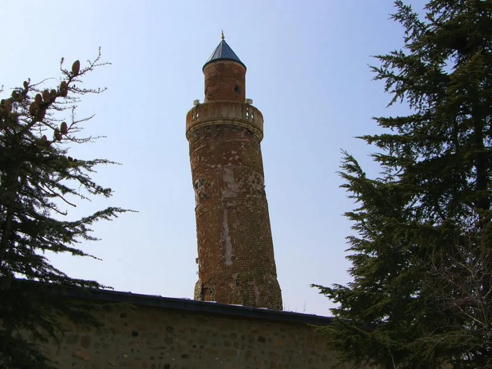 Eğri Minareli Cami turistlerin gözdesi olmaya devam ediyor