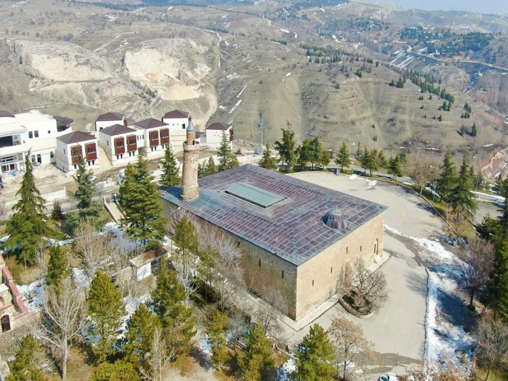 Eğri Minareli Cami turistlerin gözdesi olmaya devam ediyor