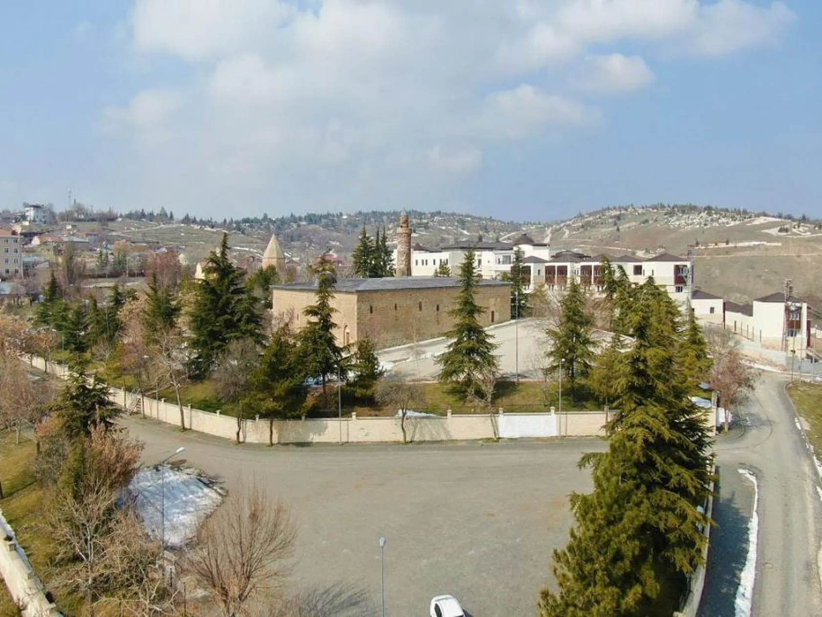 Eğri Minareli Cami turistlerin gözdesi olmaya devam ediyor