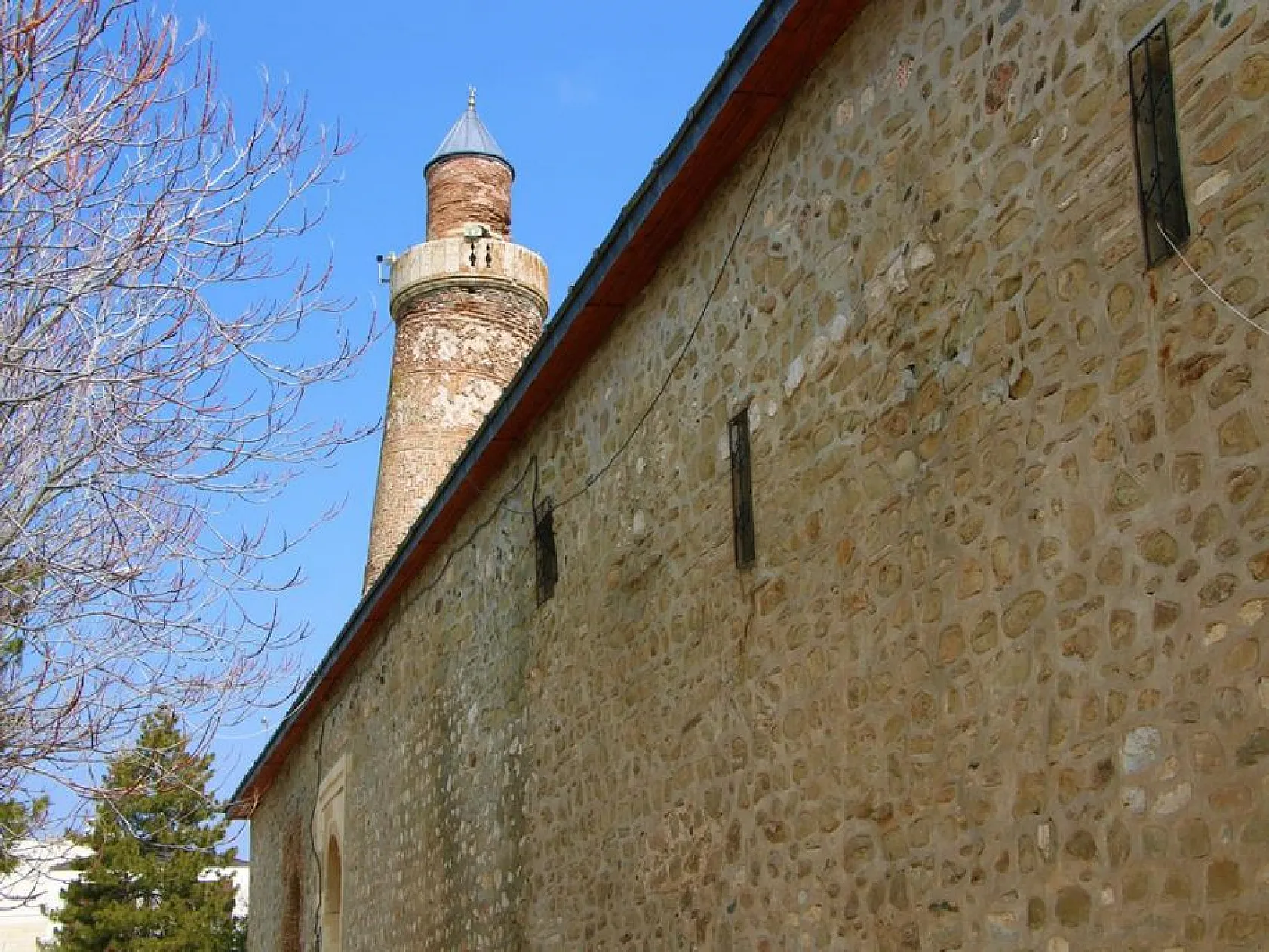 Eğri Minareli Cami turistlerin gözdesi olmaya devam ediyor