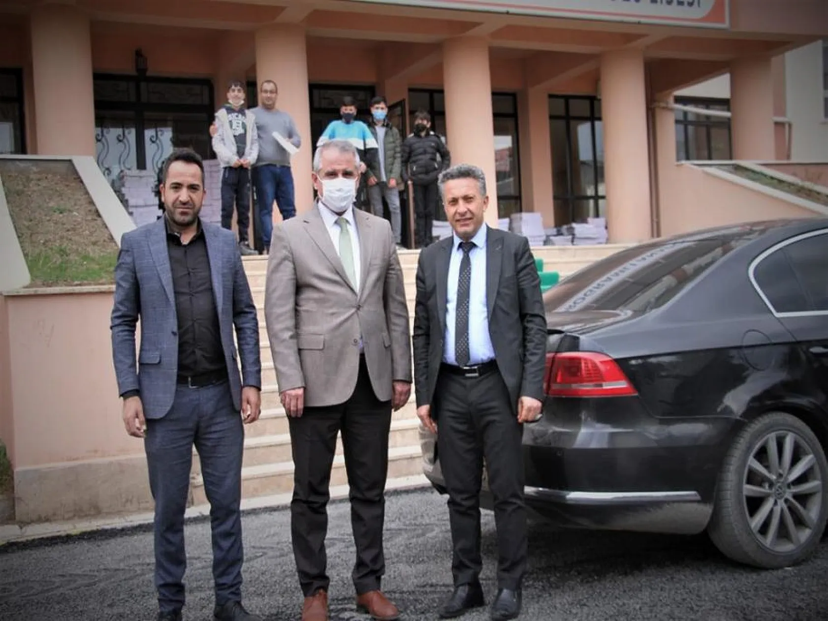 Başkan Çadırcı, köy köy gezip öğrenci ve öğretmenlere kitap ulaştırıyor