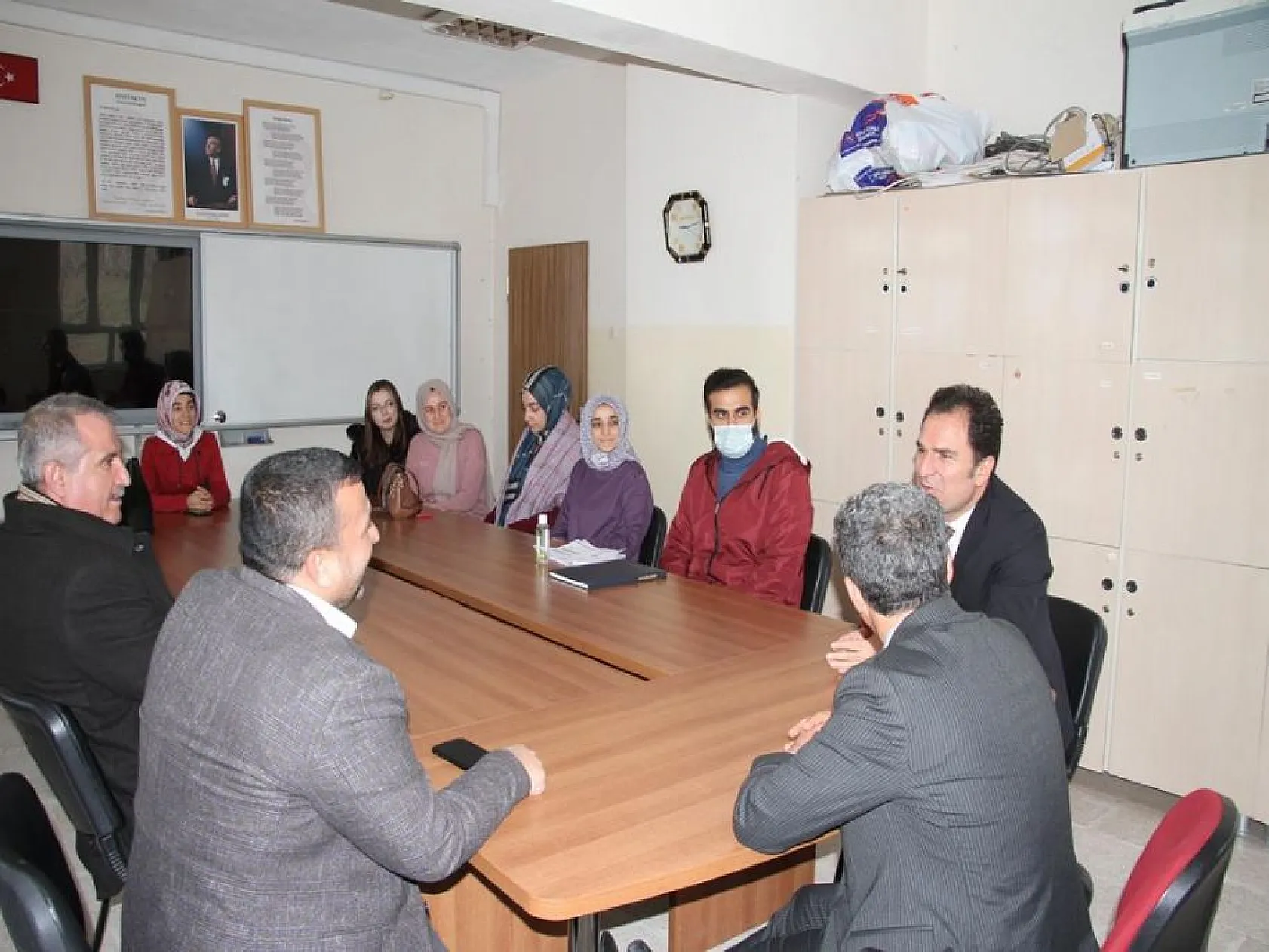 Başkan Çadırcı, köy köy gezip öğrenci ve öğretmenlere kitap ulaştırıyor