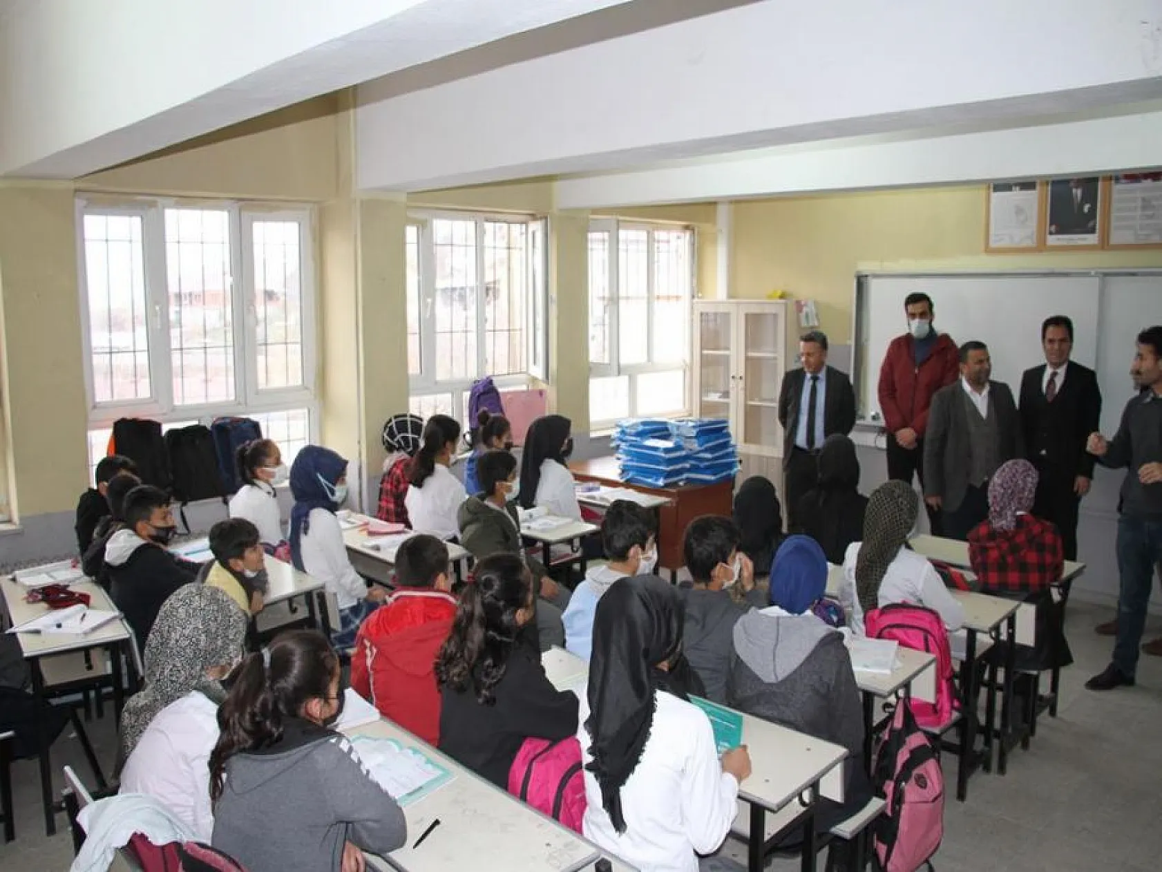 Başkan Çadırcı, köy köy gezip öğrenci ve öğretmenlere kitap ulaştırıyor