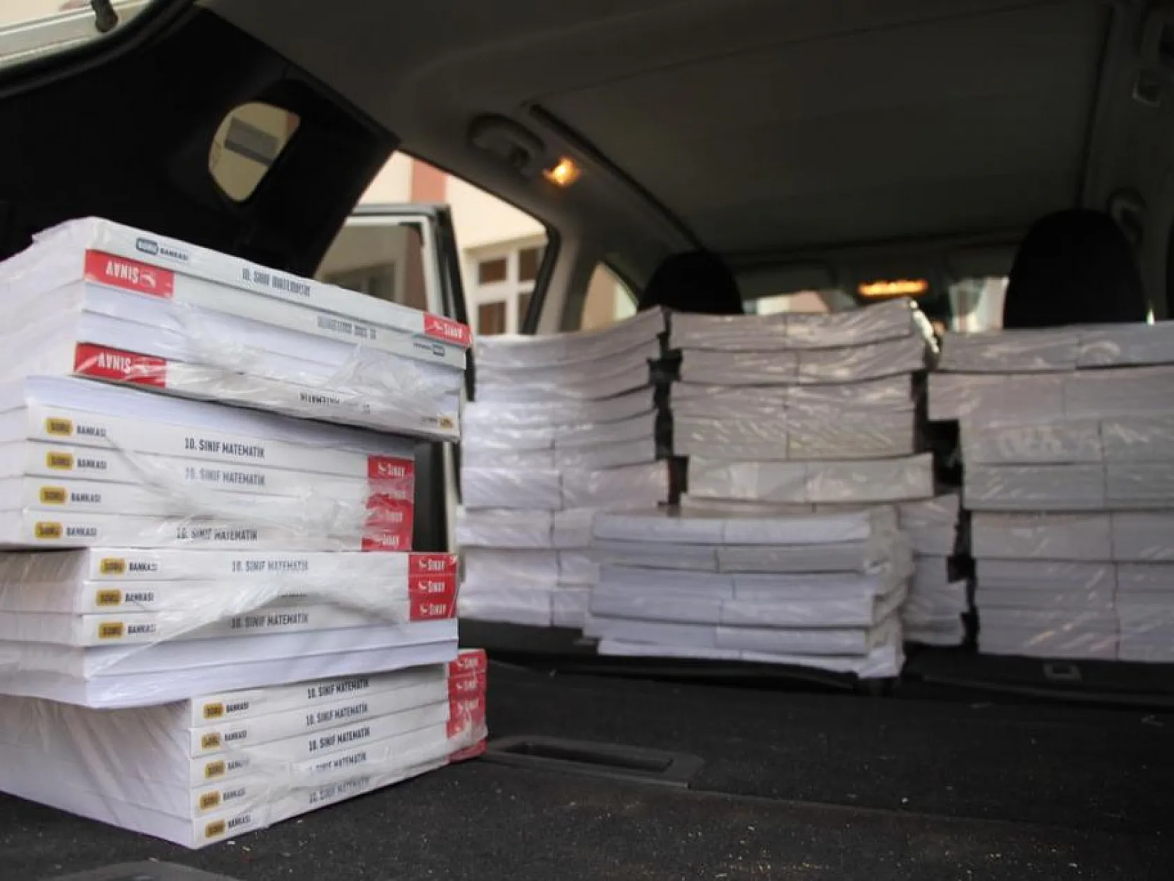 Başkan Çadırcı, köy köy gezip öğrenci ve öğretmenlere kitap ulaştırıyor