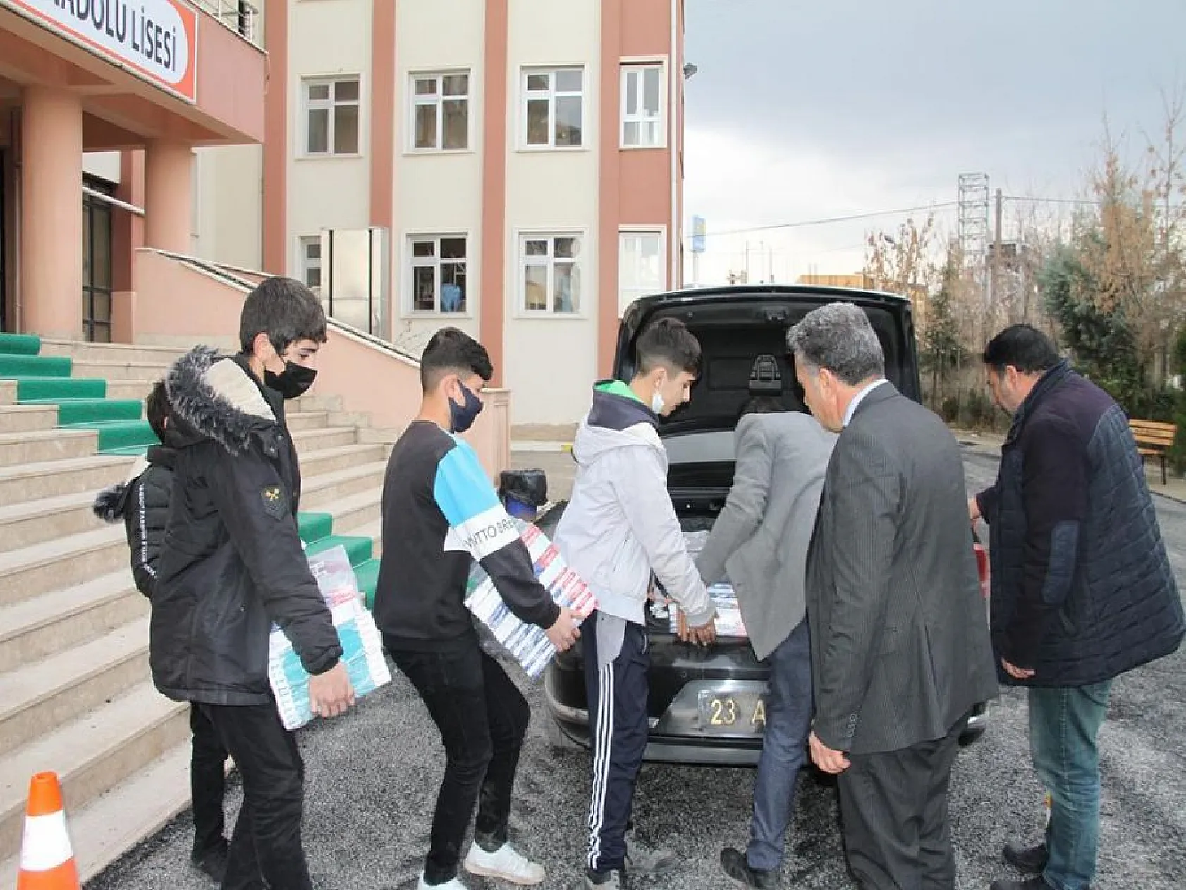 Başkan Çadırcı, köy köy gezip öğrenci ve öğretmenlere kitap ulaştırıyor
