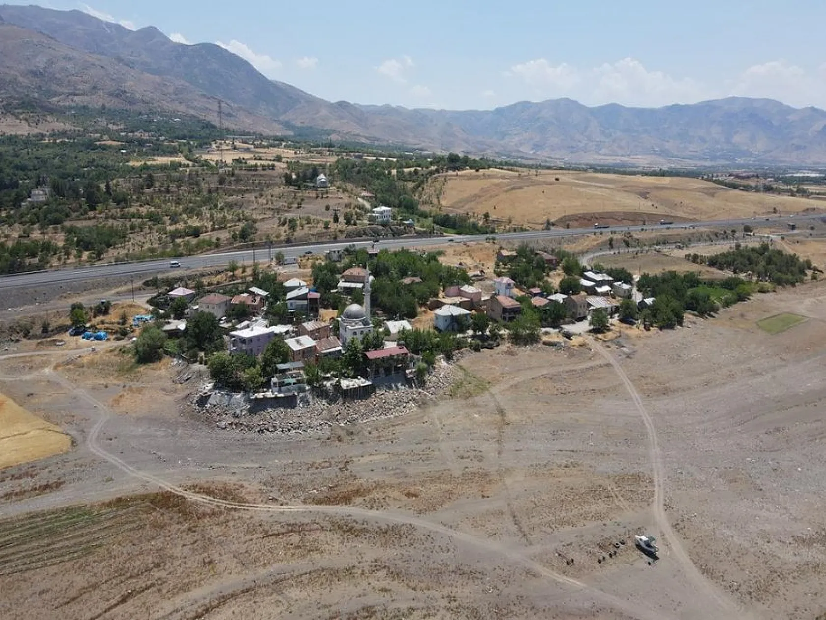 Bir zamanların eşsiz manzarasına sahip köyünü kuraklık vurdu