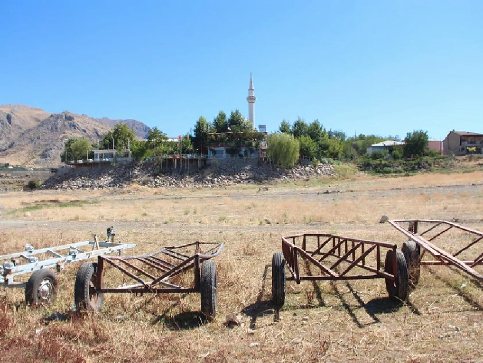 Bir zamanların eşsiz manzarasına sahip köyünü kuraklık vurdu