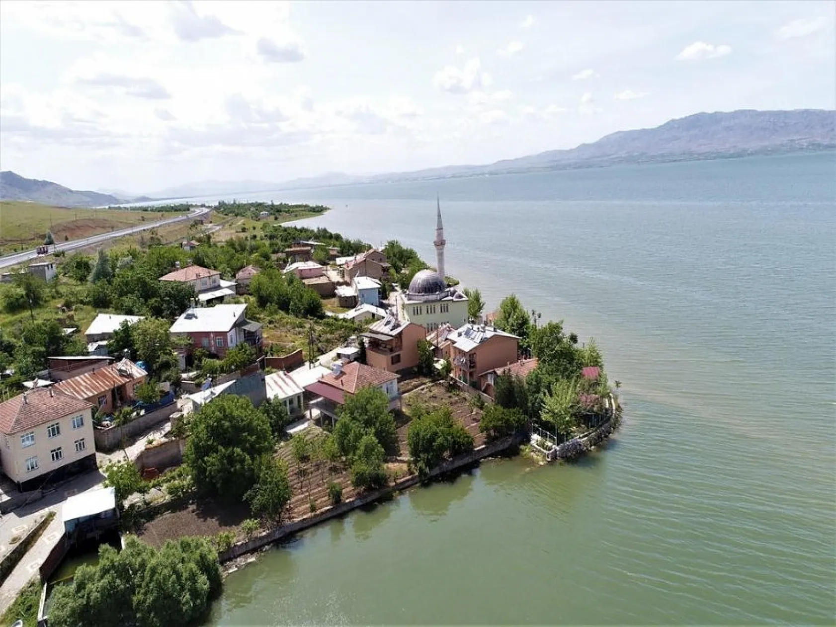 Bir zamanların eşsiz manzarasına sahip köyünü kuraklık vurdu