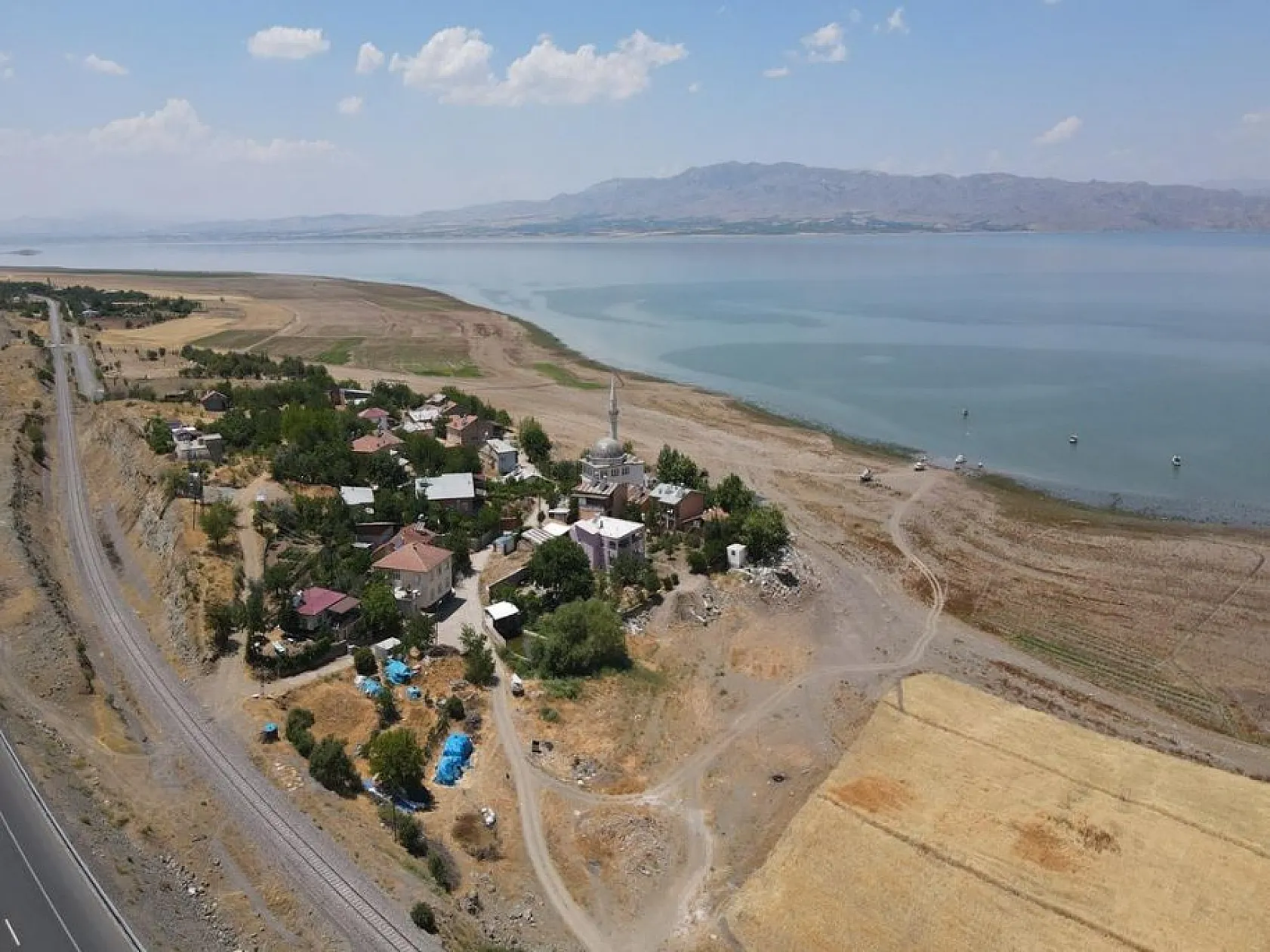 Bir zamanların eşsiz manzarasına sahip köyünü kuraklık vurdu