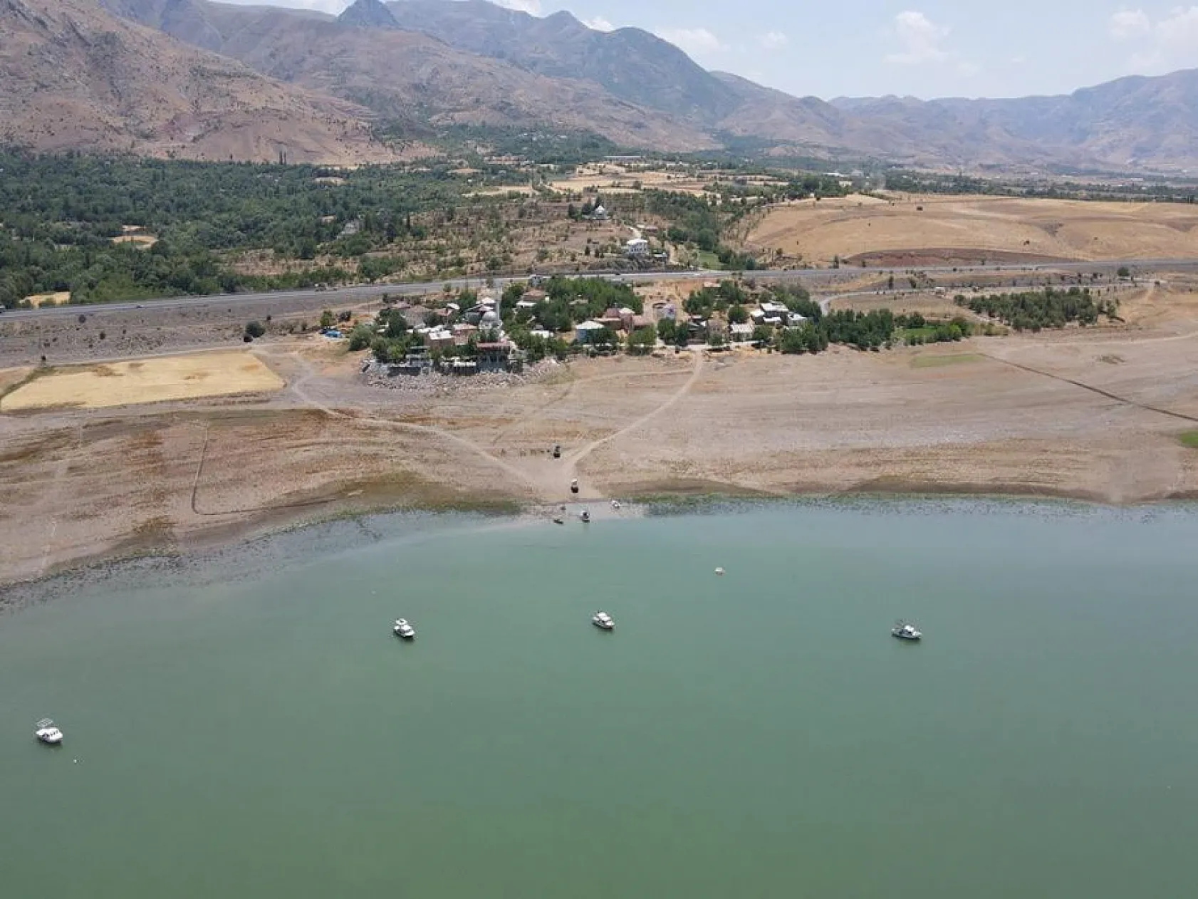 Bir zamanların eşsiz manzarasına sahip köyünü kuraklık vurdu