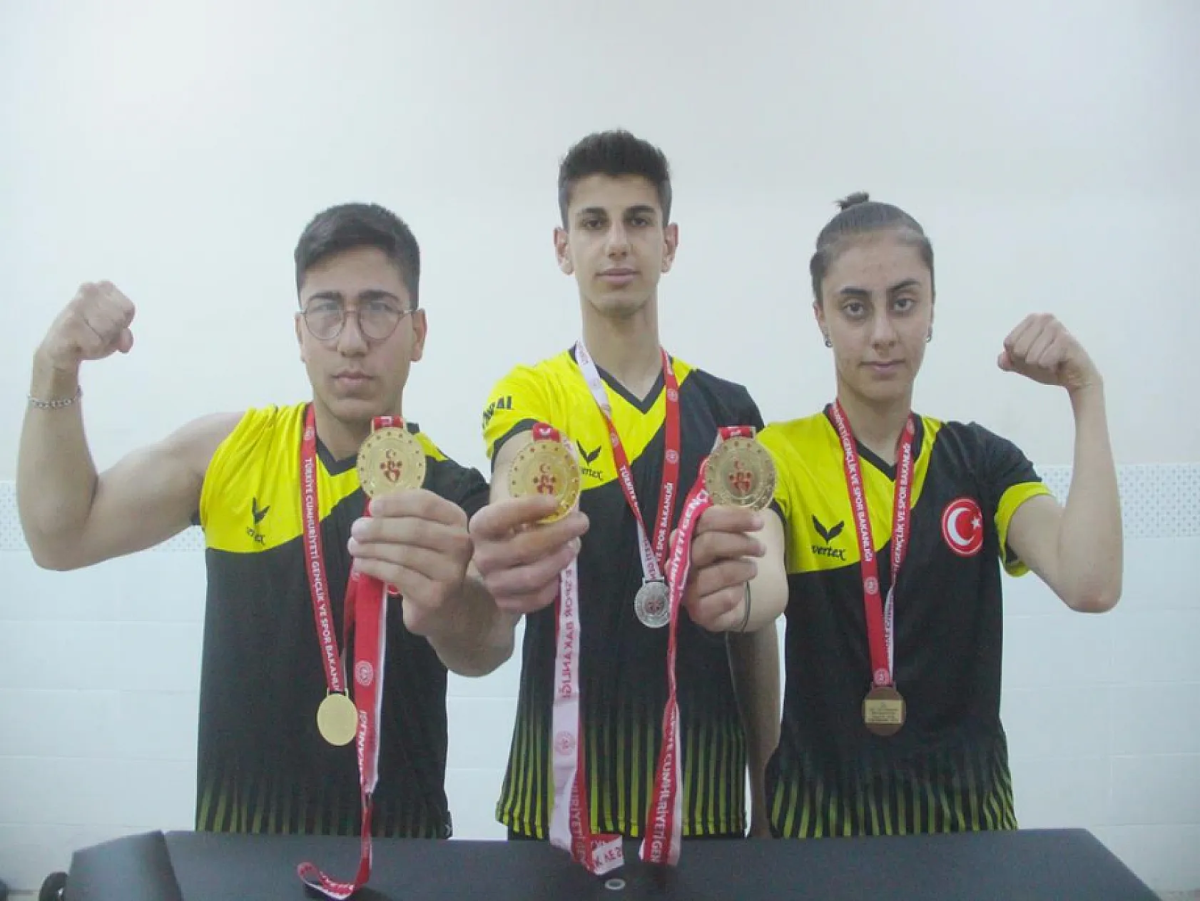 Dünya şampiyonu öğretmenlerini örnek alan öğrenciler başarıya koşuyor