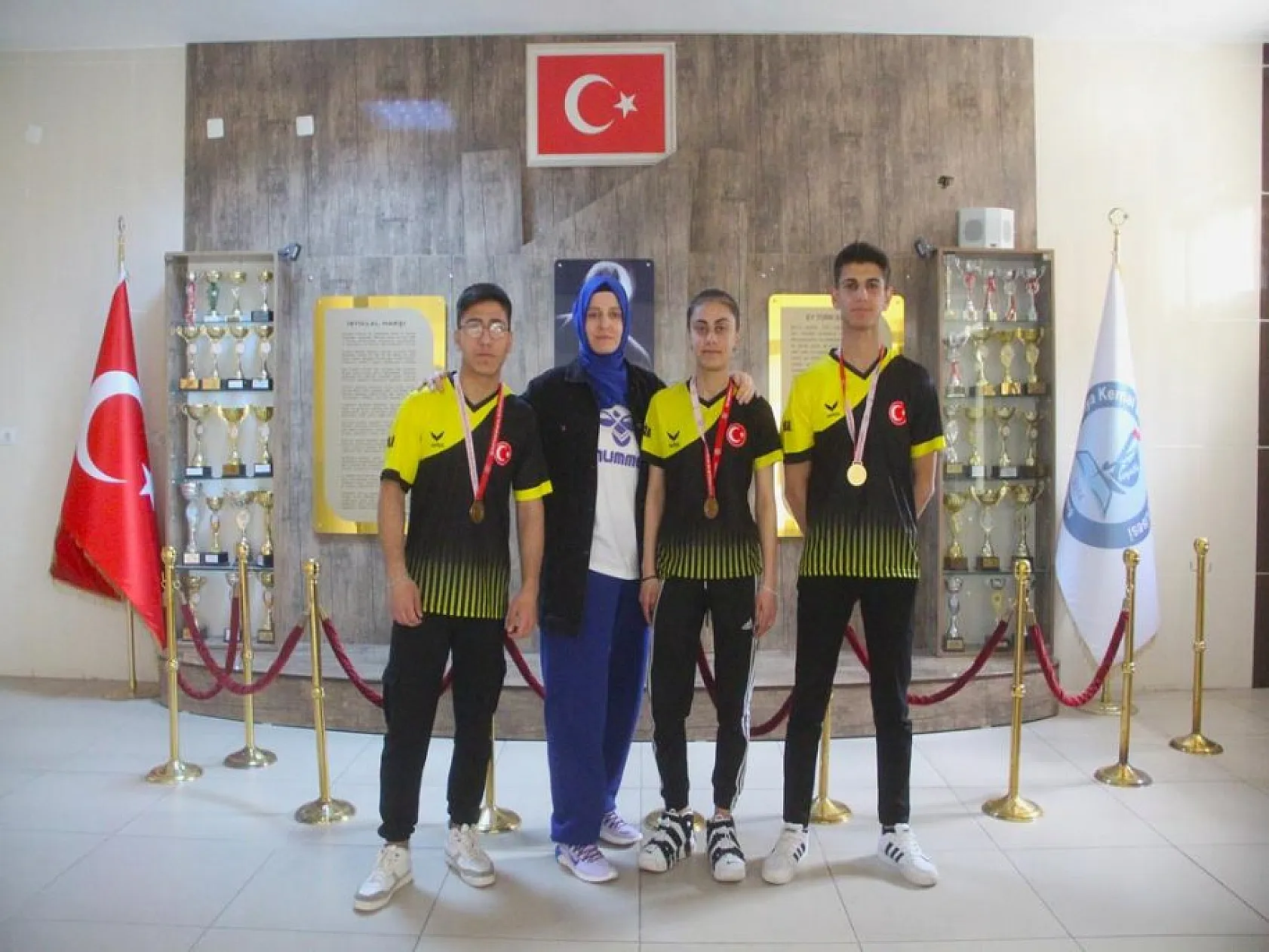 Dünya şampiyonu öğretmenlerini örnek alan öğrenciler başarıya koşuyor