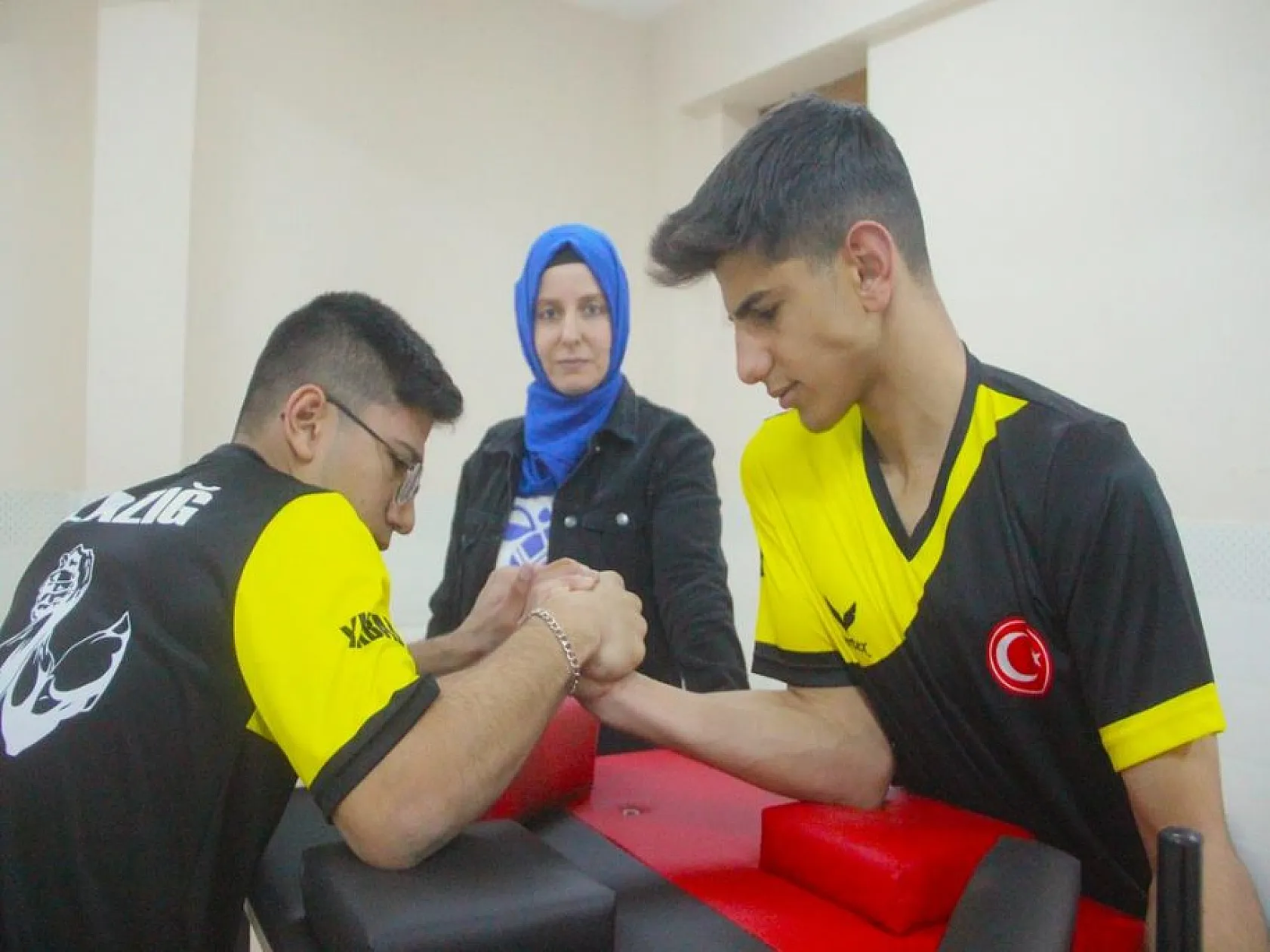 Dünya şampiyonu öğretmenlerini örnek alan öğrenciler başarıya koşuyor