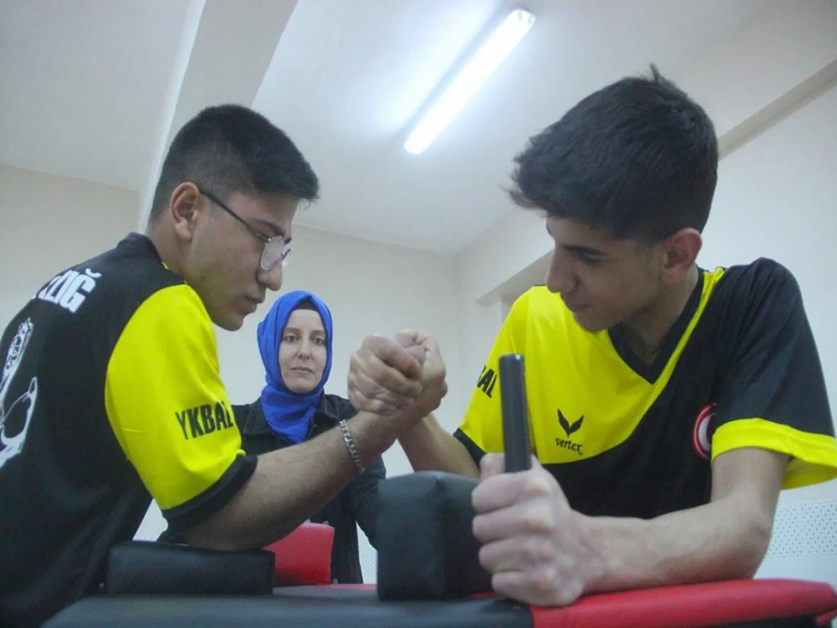 Dünya şampiyonu öğretmenlerini örnek alan öğrenciler başarıya koşuyor