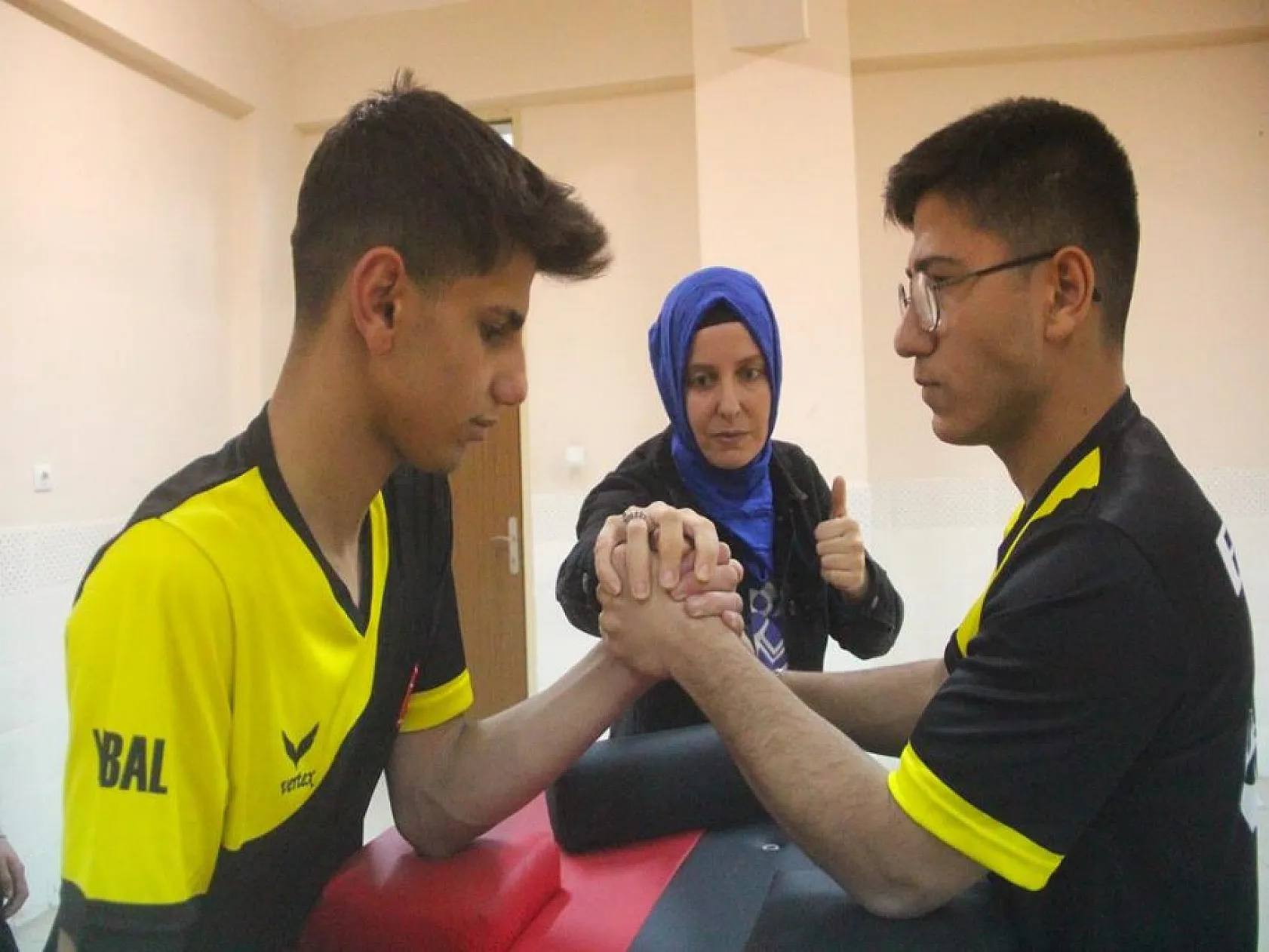 Dünya şampiyonu öğretmenlerini örnek alan öğrenciler başarıya koşuyor