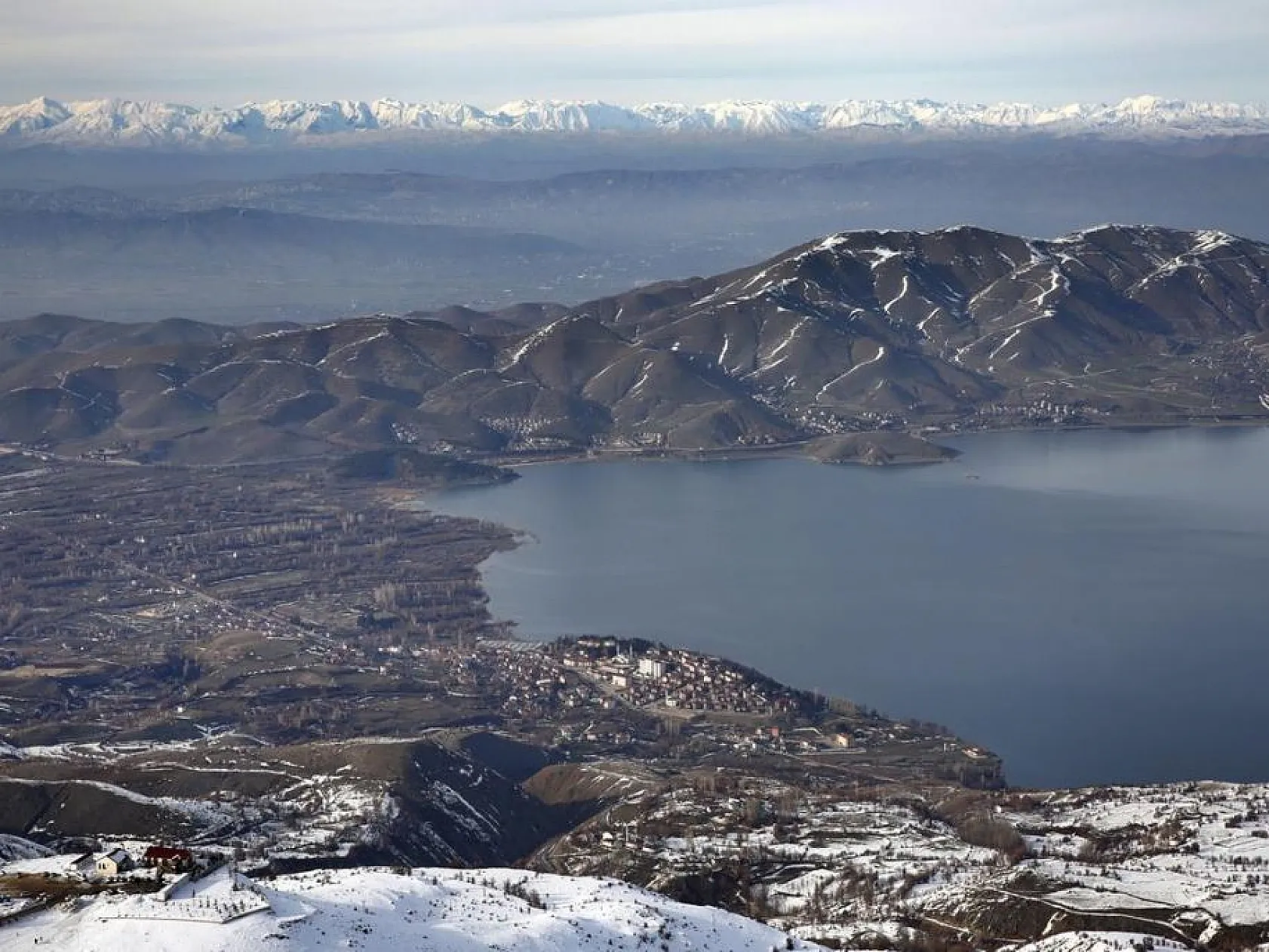 Elazığ Hazar Gölü doğal güzelliğiyle yılın on iki ayı ziyaretçilerini ağırlıyor