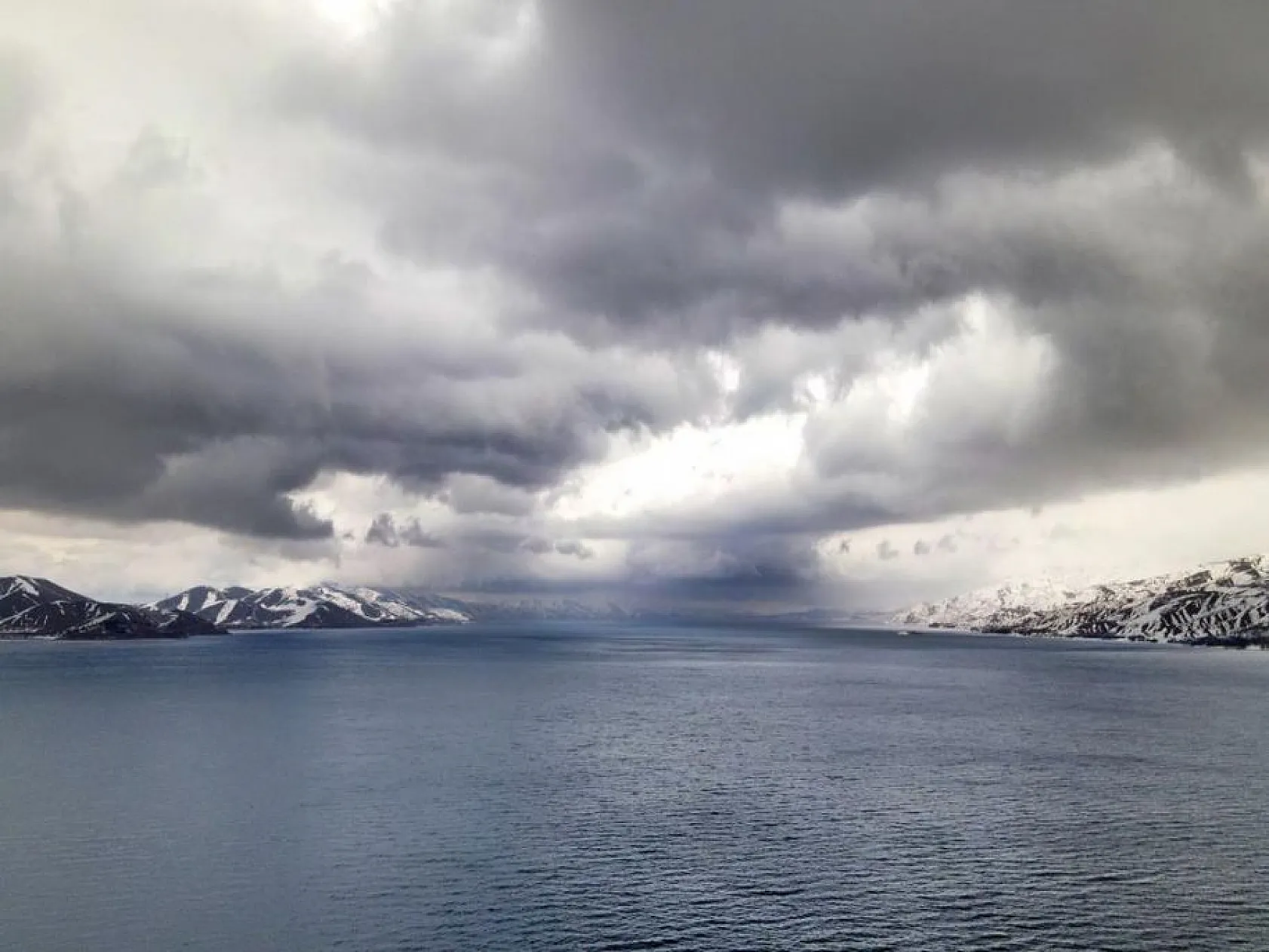 Elazığ Hazar Gölü doğal güzelliğiyle yılın on iki ayı ziyaretçilerini ağırlıyor