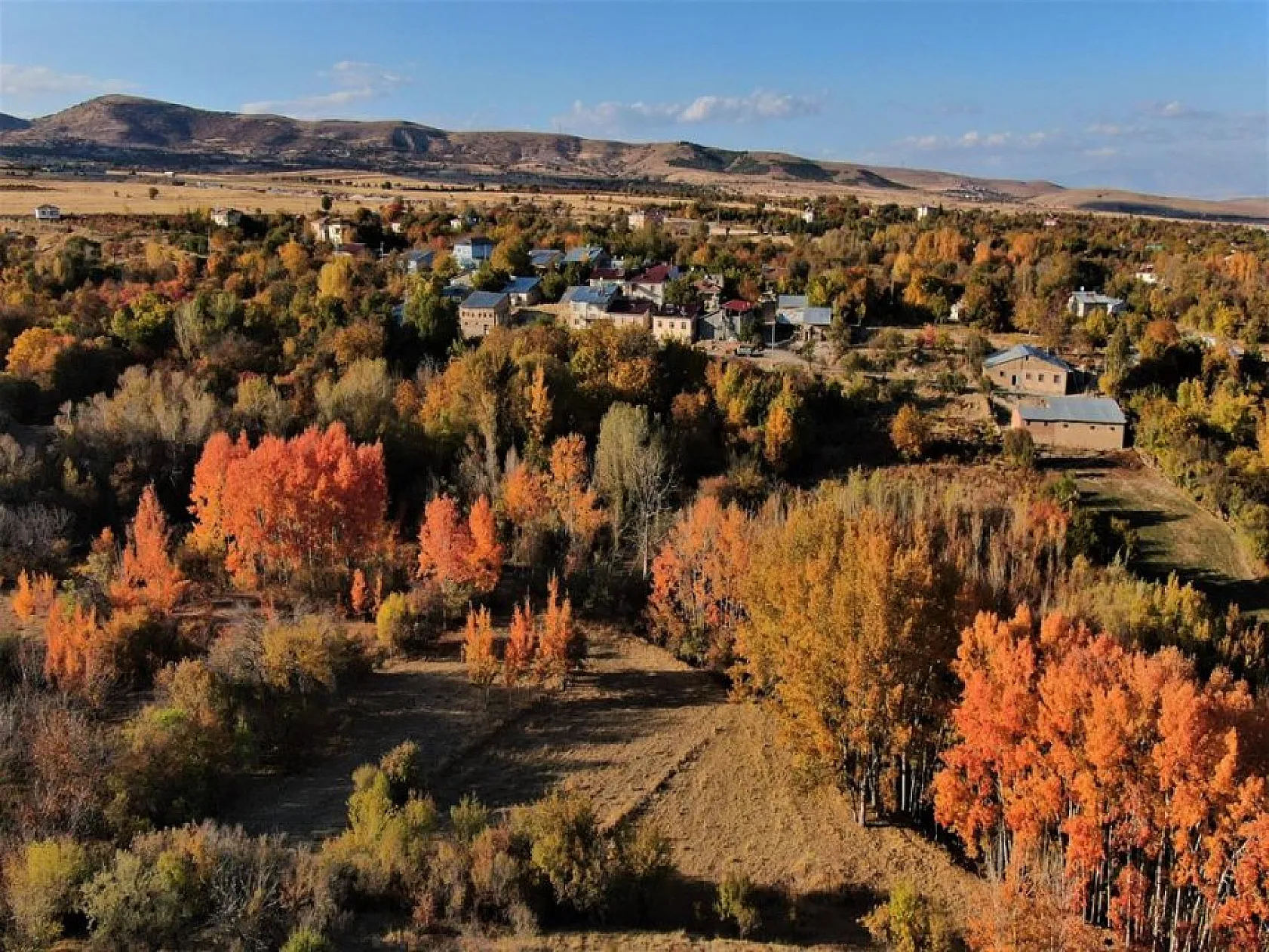 Elazığ'ın Beşik köyü sonbaharda görsel bir şölen sunuyor