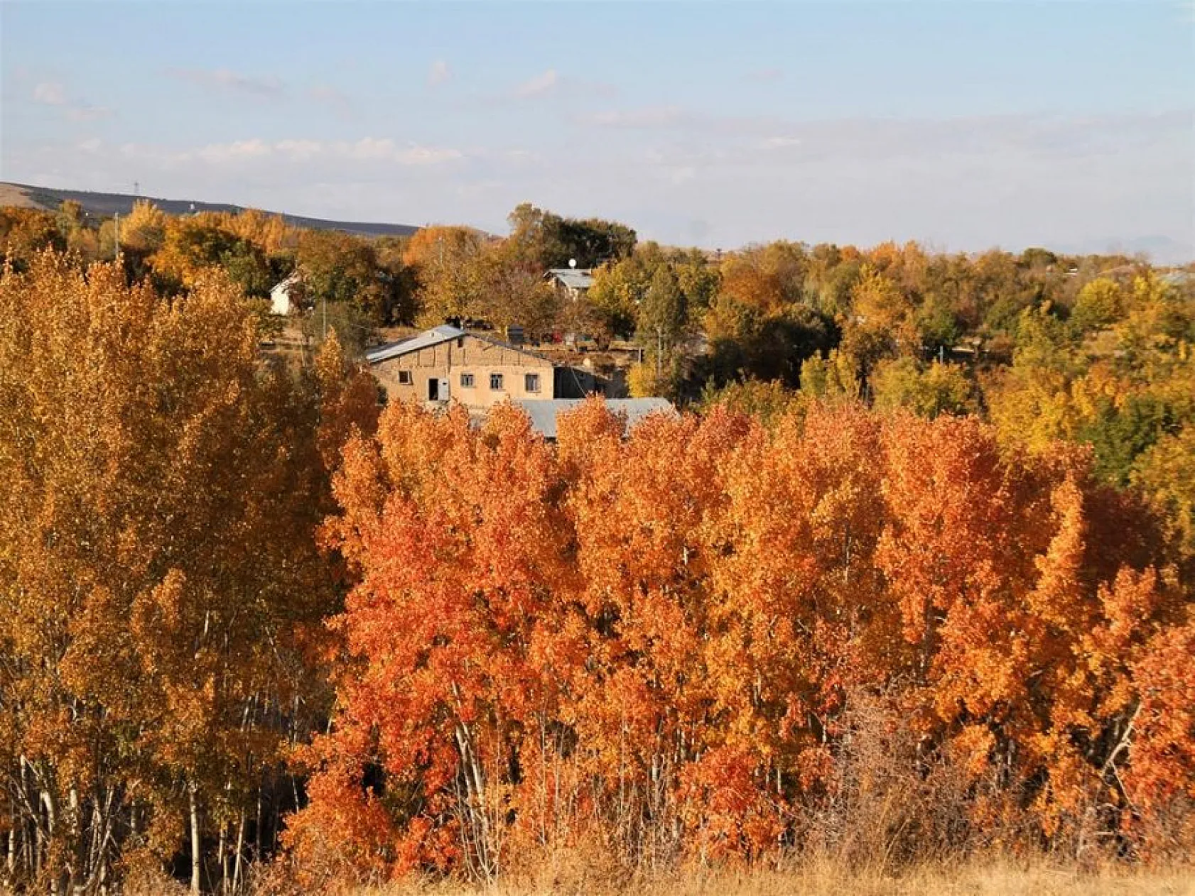 Elazığ'ın Beşik köyü sonbaharda görsel bir şölen sunuyor