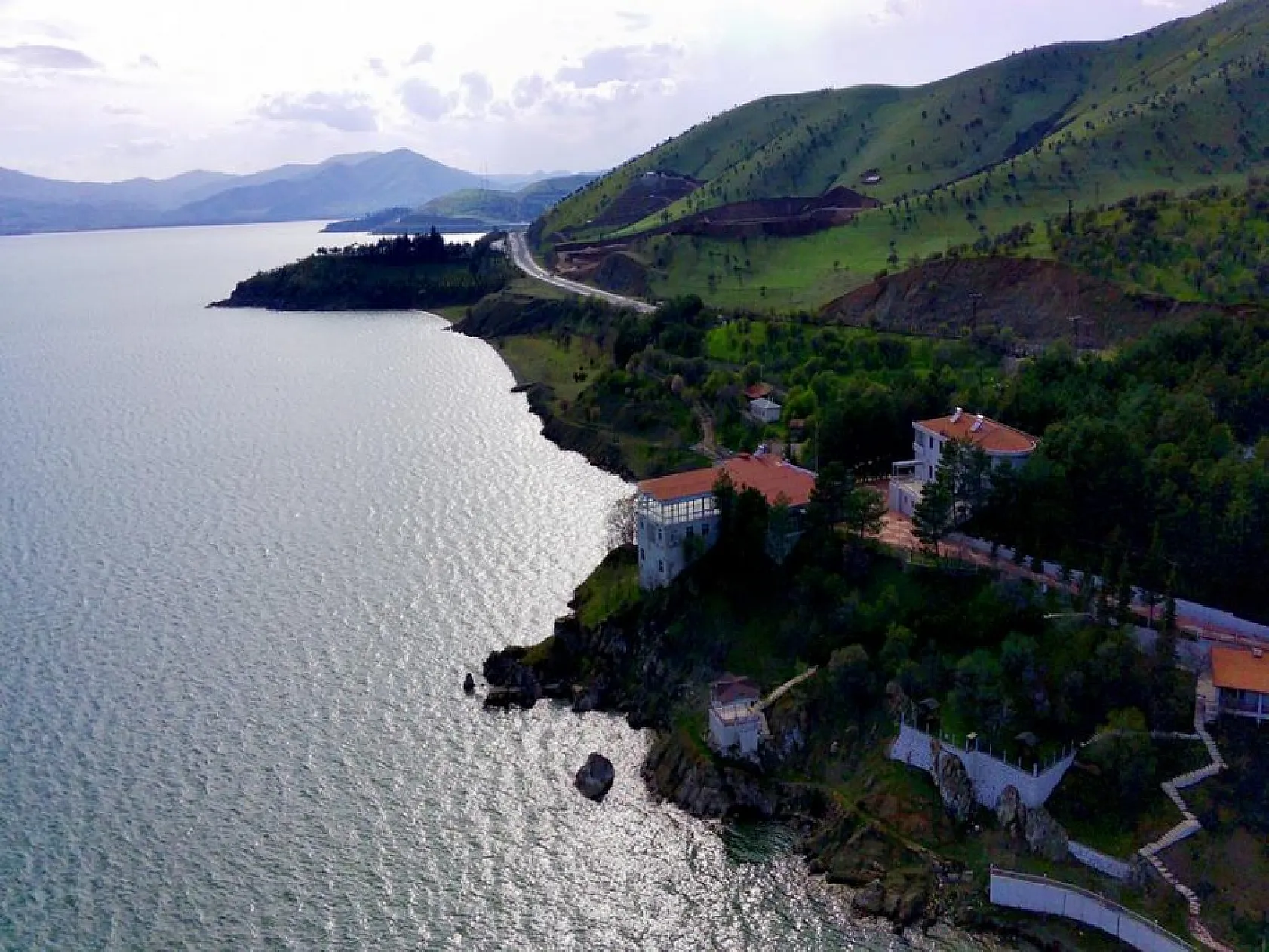 Doğuda tatilcilerin gözdesi Hazar Gölü doğal güzelliğiyle bayrama hazır