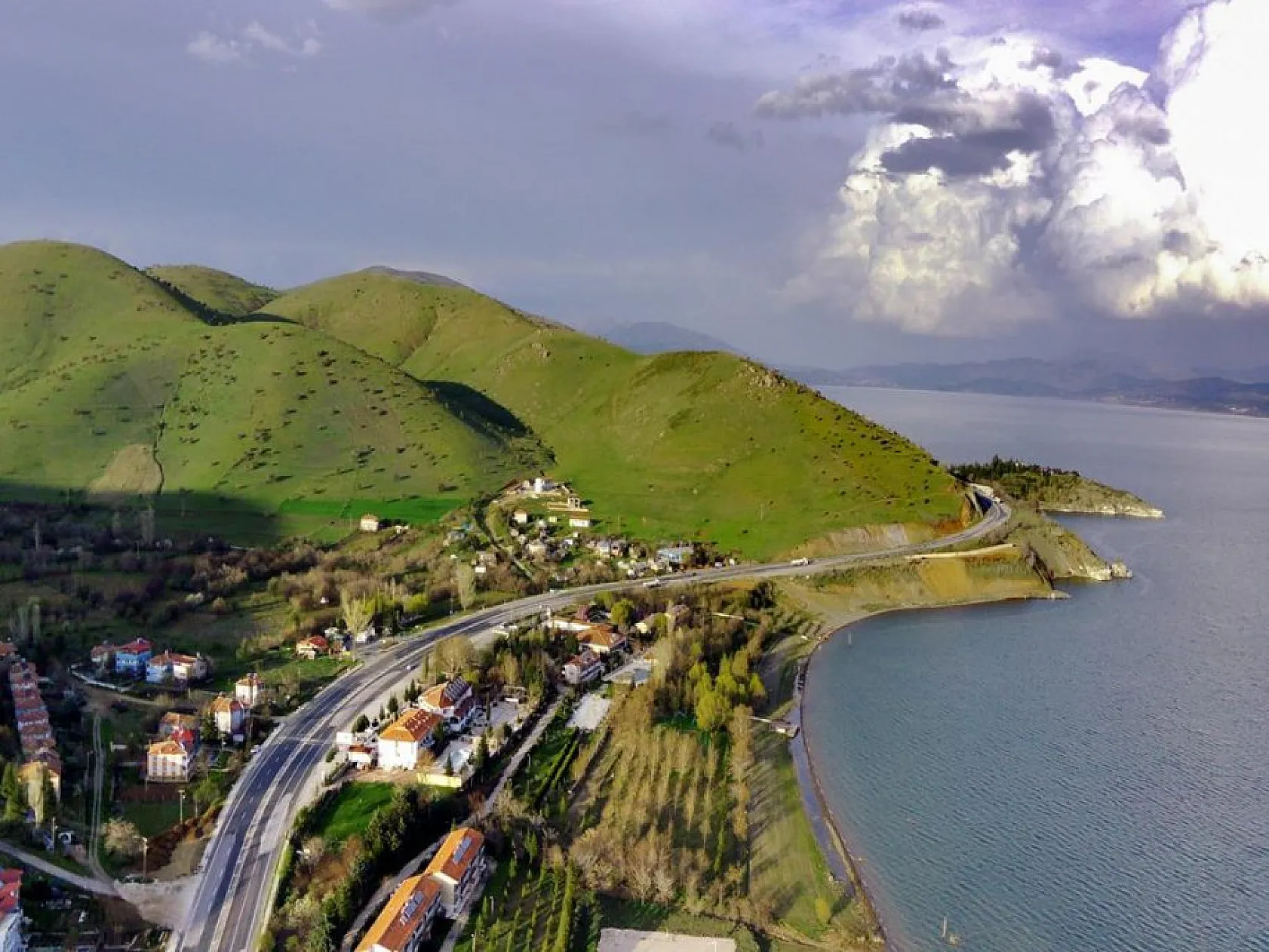 Doğuda tatilcilerin gözdesi Hazar Gölü doğal güzelliğiyle bayrama hazır