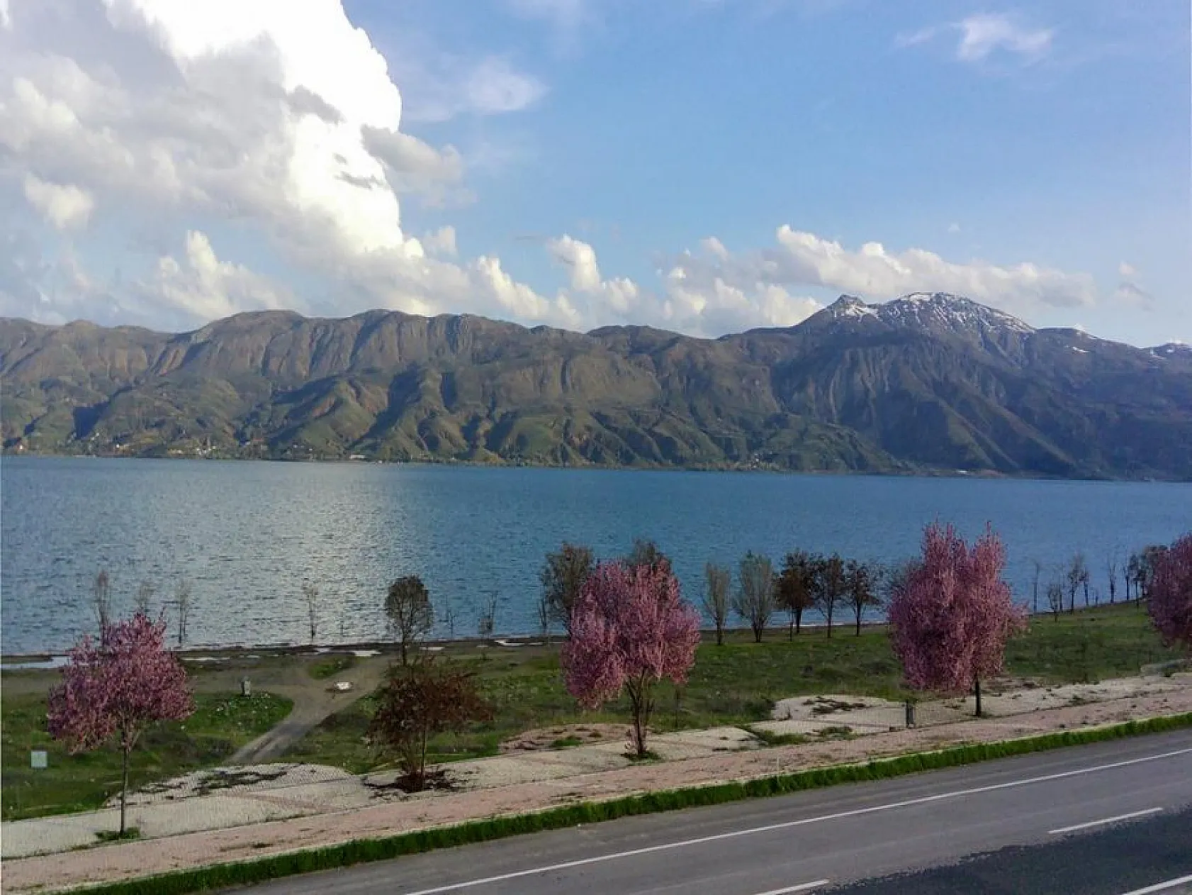 Doğuda tatilcilerin gözdesi Hazar Gölü doğal güzelliğiyle bayrama hazır