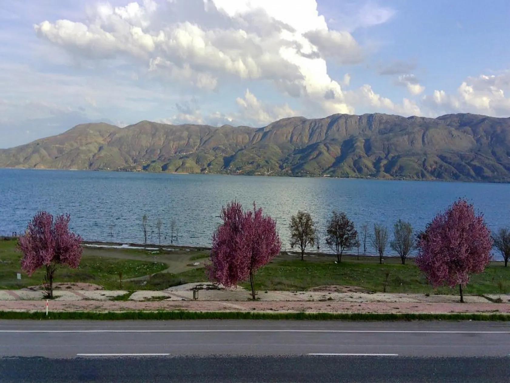 Doğuda tatilcilerin gözdesi Hazar Gölü doğal güzelliğiyle bayrama hazır