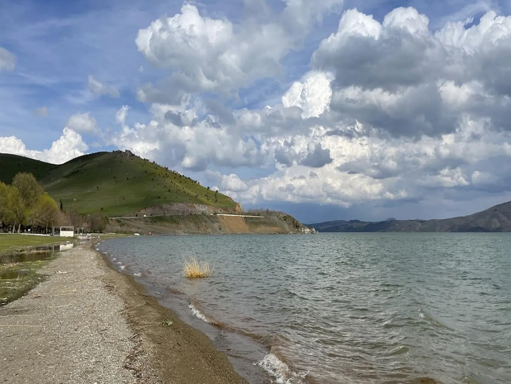 Doğuda tatilcilerin gözdesi Hazar Gölü doğal güzelliğiyle bayrama hazır