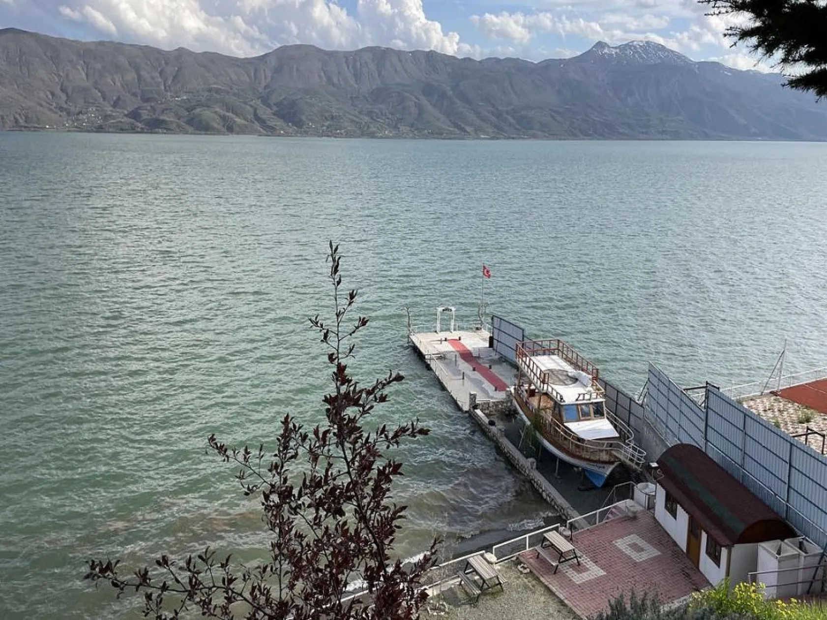 Doğuda tatilcilerin gözdesi Hazar Gölü doğal güzelliğiyle bayrama hazır