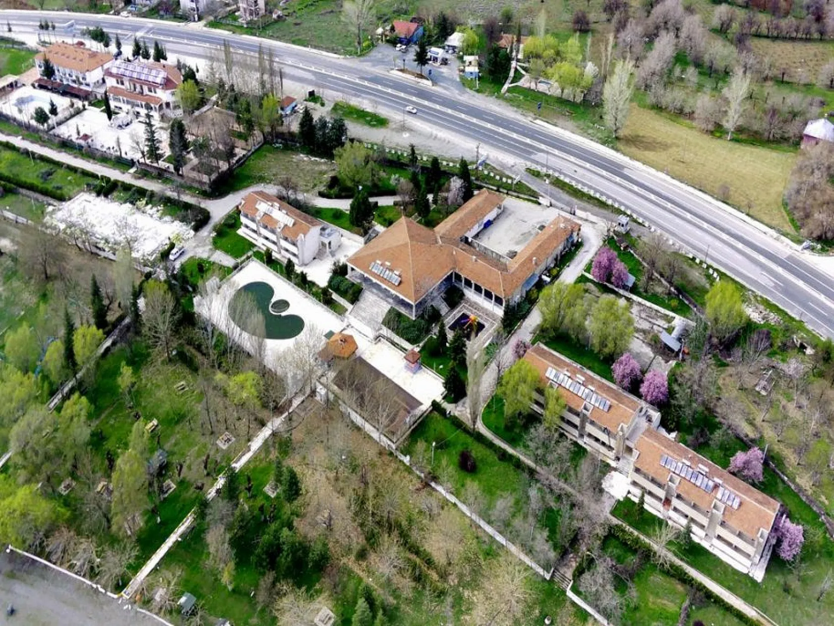 Doğuda tatilcilerin gözdesi Hazar Gölü doğal güzelliğiyle bayrama hazır