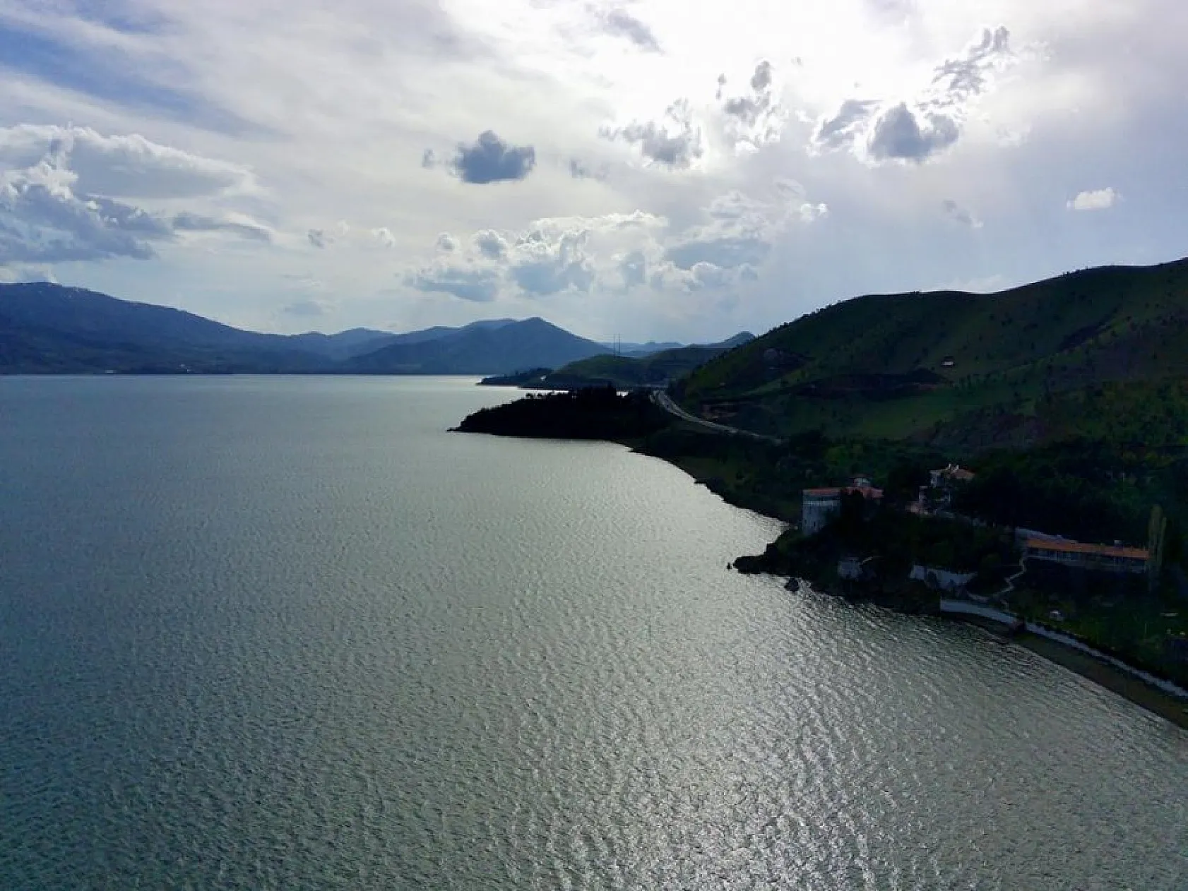 Doğuda tatilcilerin gözdesi Hazar Gölü doğal güzelliğiyle bayrama hazır