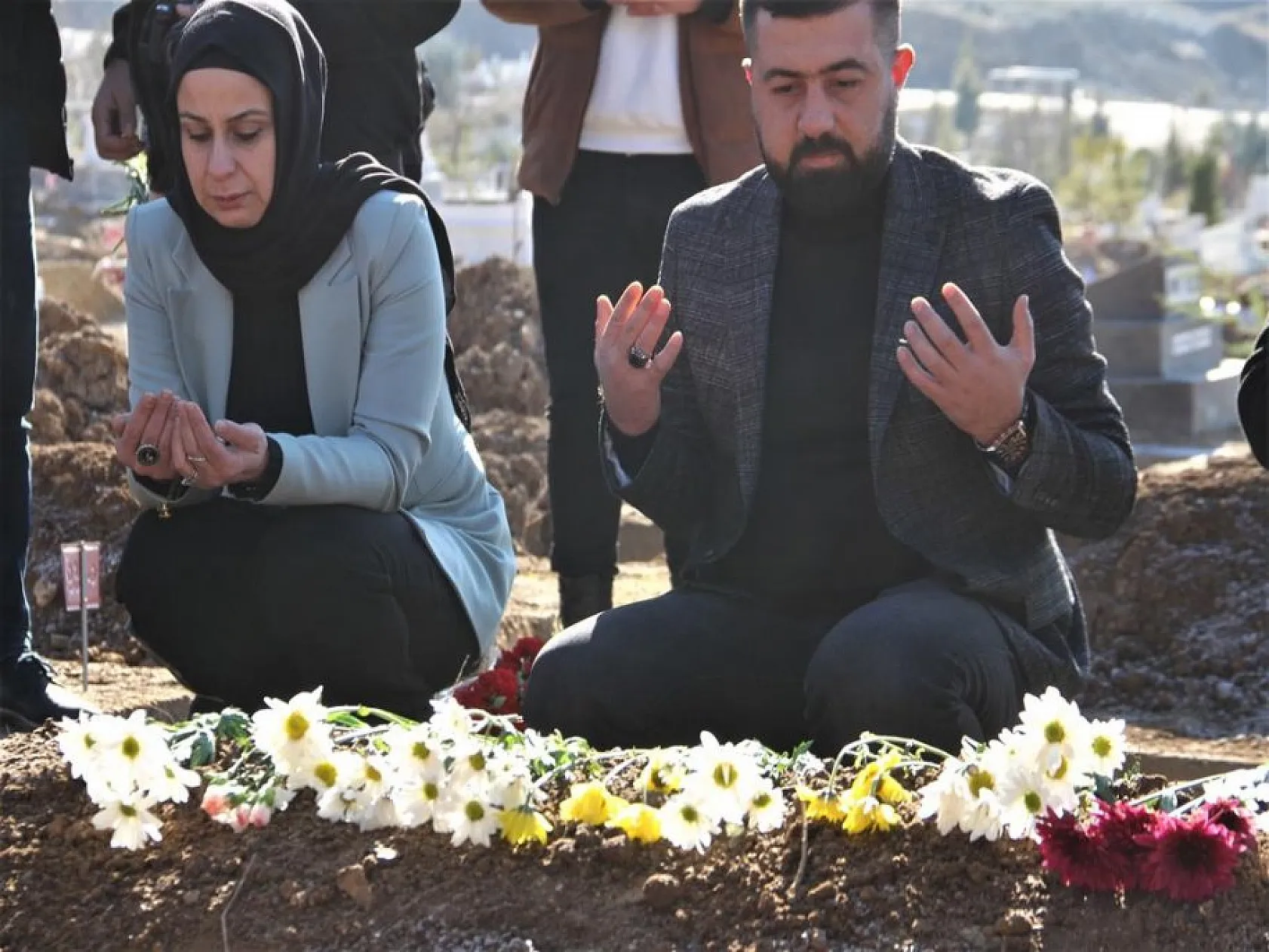 Elazığlılar kimsesizler mezarlığına gömülen engelli kızın ailesi oldu