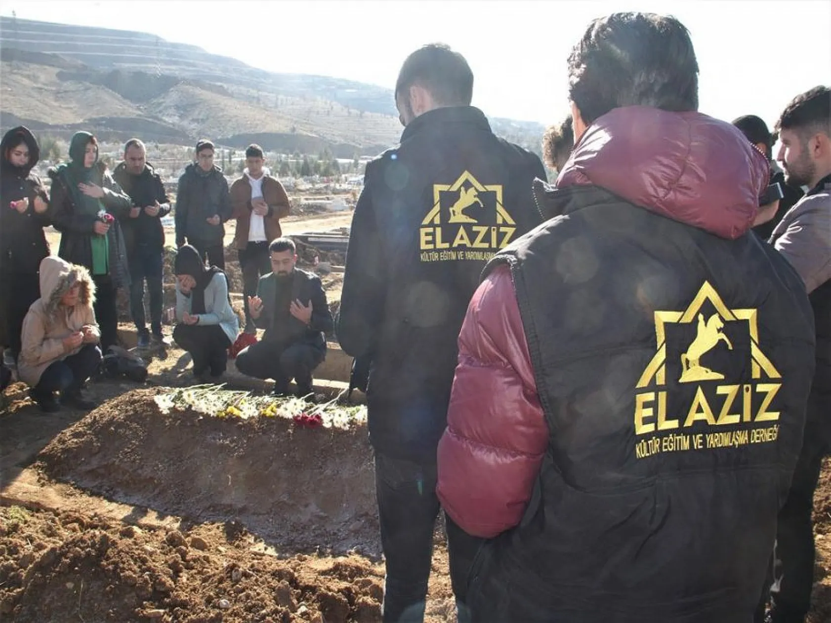 Elazığlılar kimsesizler mezarlığına gömülen engelli kızın ailesi oldu