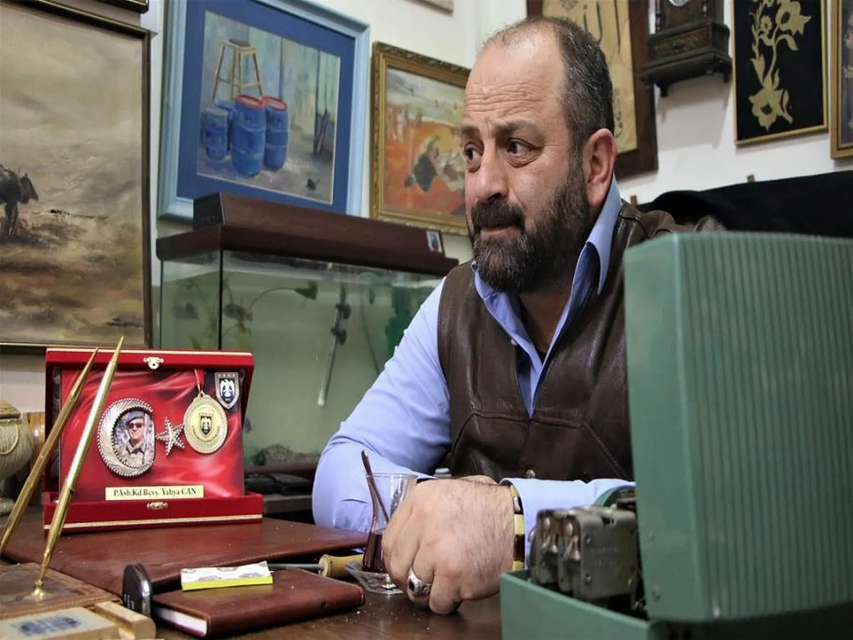 Emekli askerin antika koleksiyonu görenleri geçmişe götürüyor