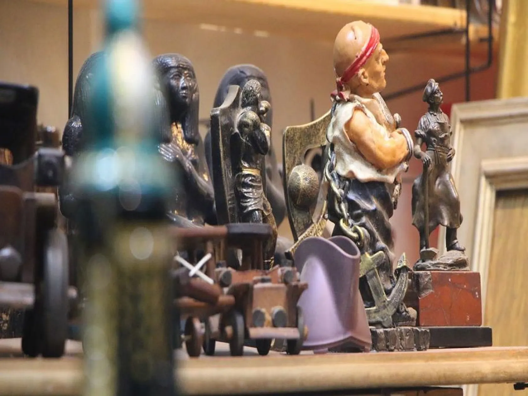 Emekli askerin antika koleksiyonu görenleri geçmişe götürüyor