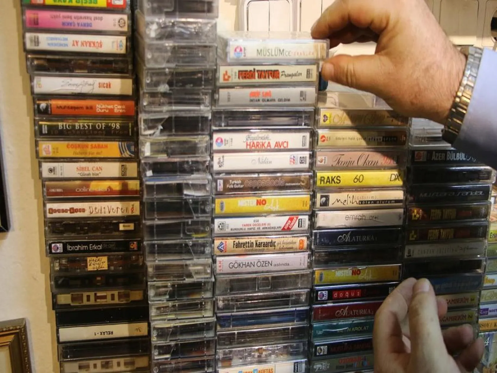 Emekli askerin antika koleksiyonu görenleri geçmişe götürüyor