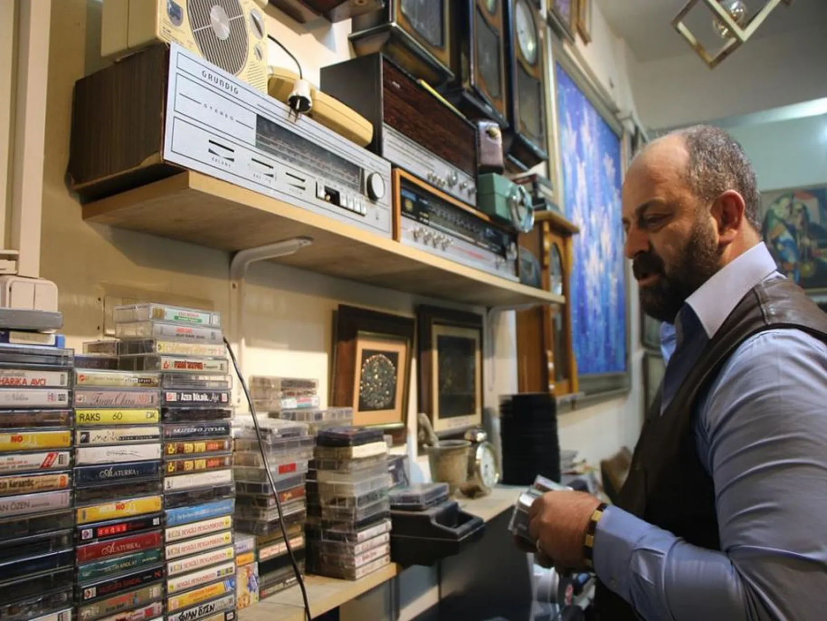 Emekli askerin antika koleksiyonu görenleri geçmişe götürüyor