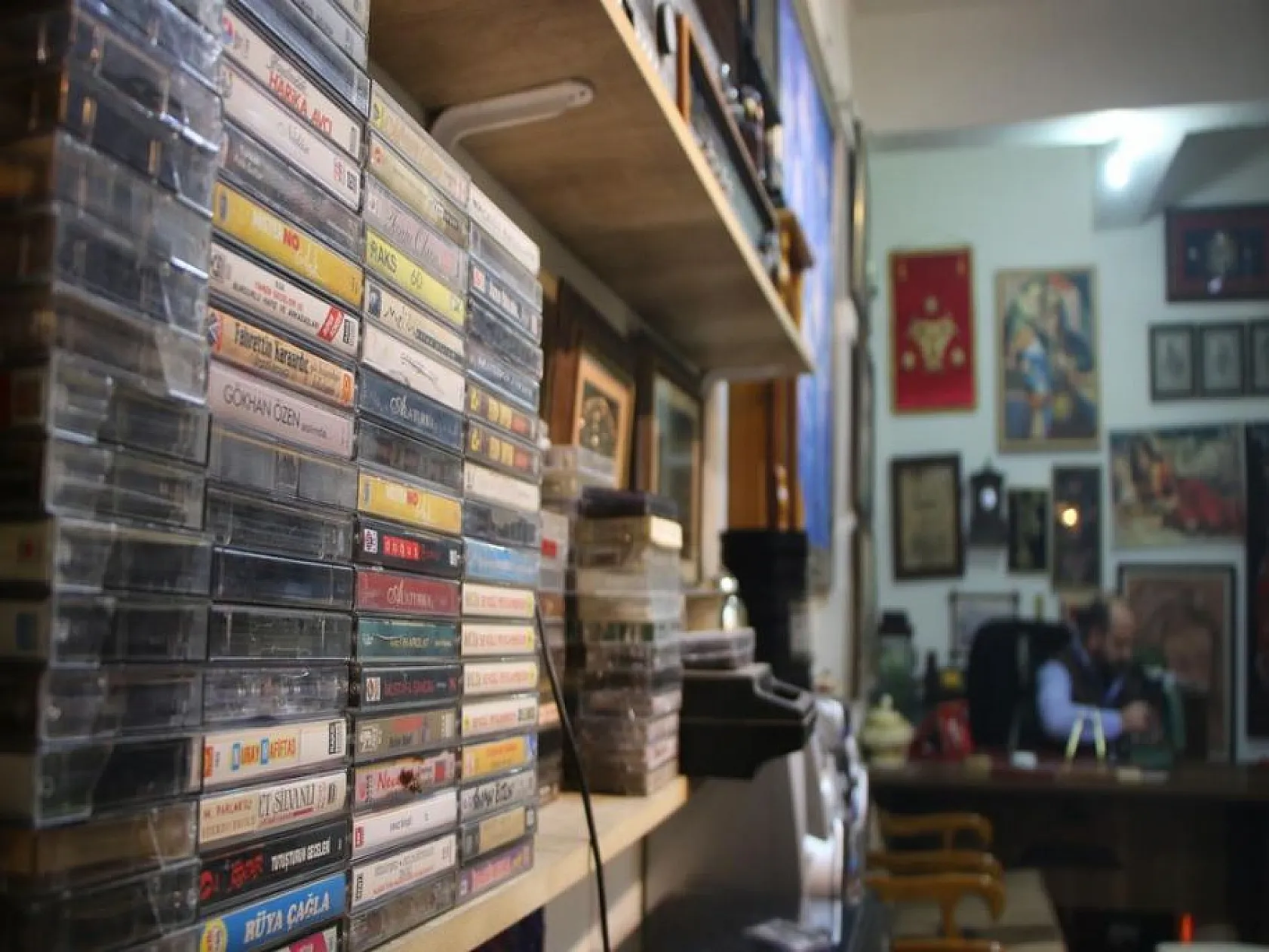 Emekli askerin antika koleksiyonu görenleri geçmişe götürüyor