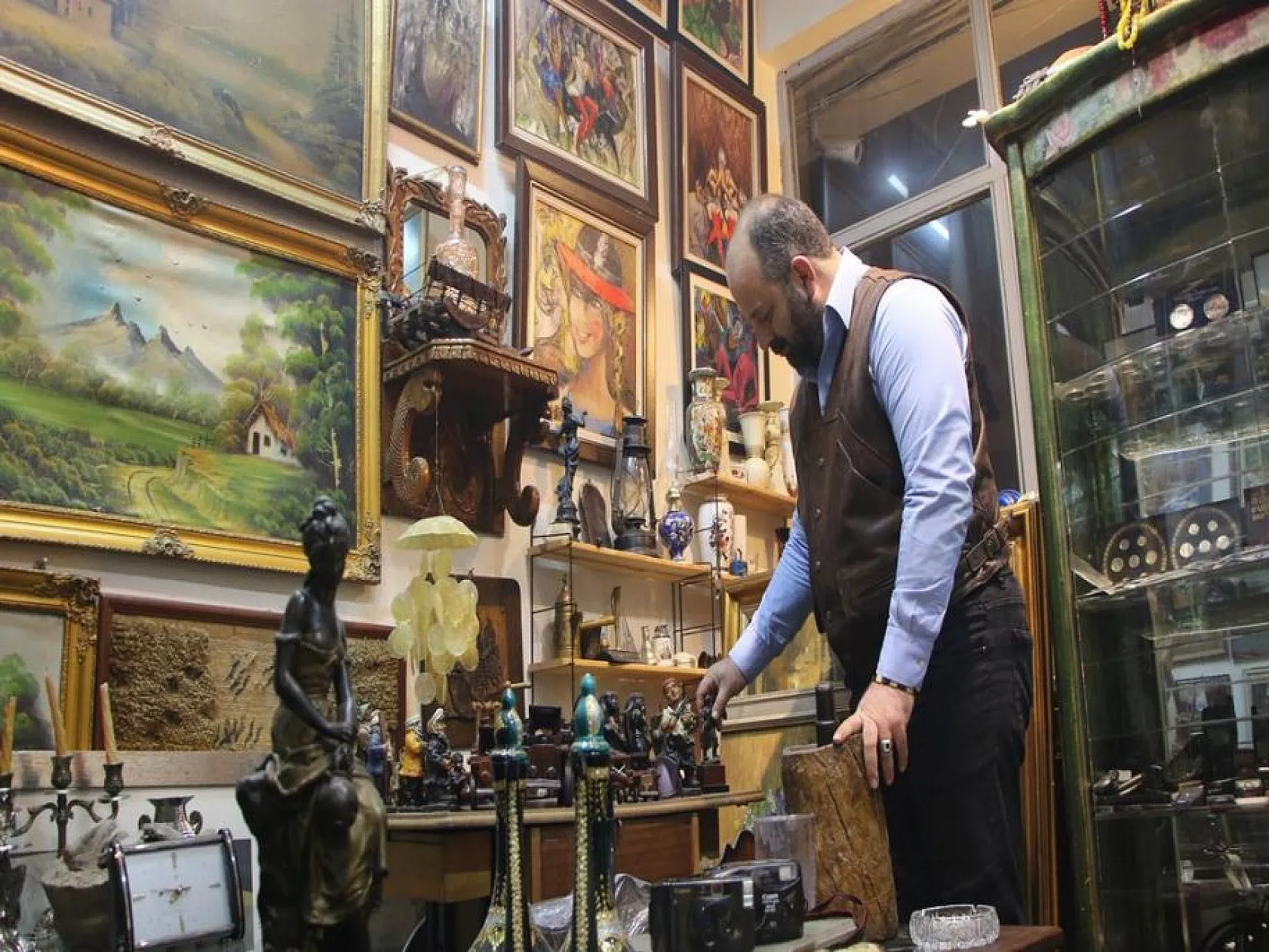 Emekli askerin antika koleksiyonu görenleri geçmişe götürüyor