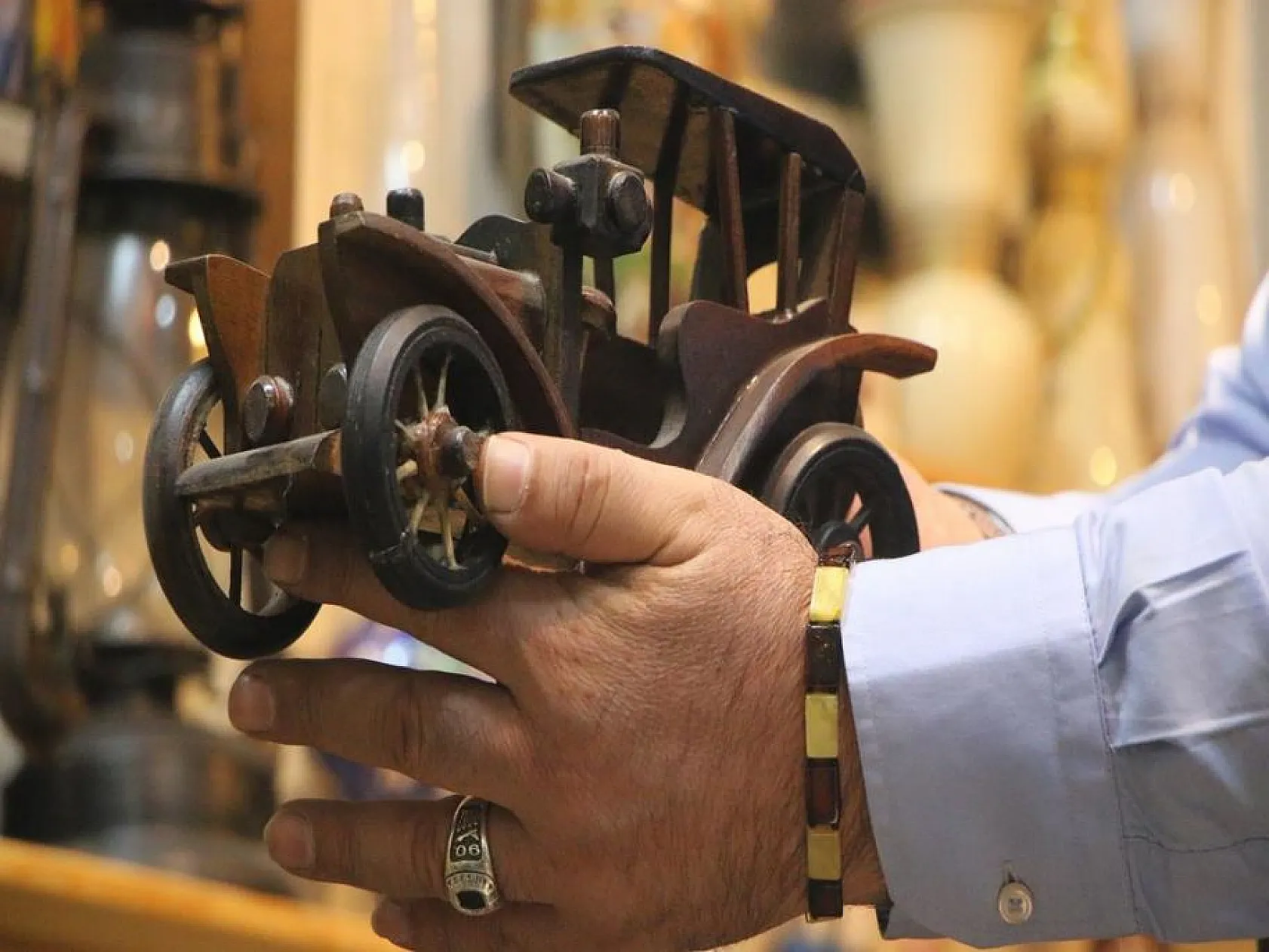 Emekli askerin antika koleksiyonu görenleri geçmişe götürüyor