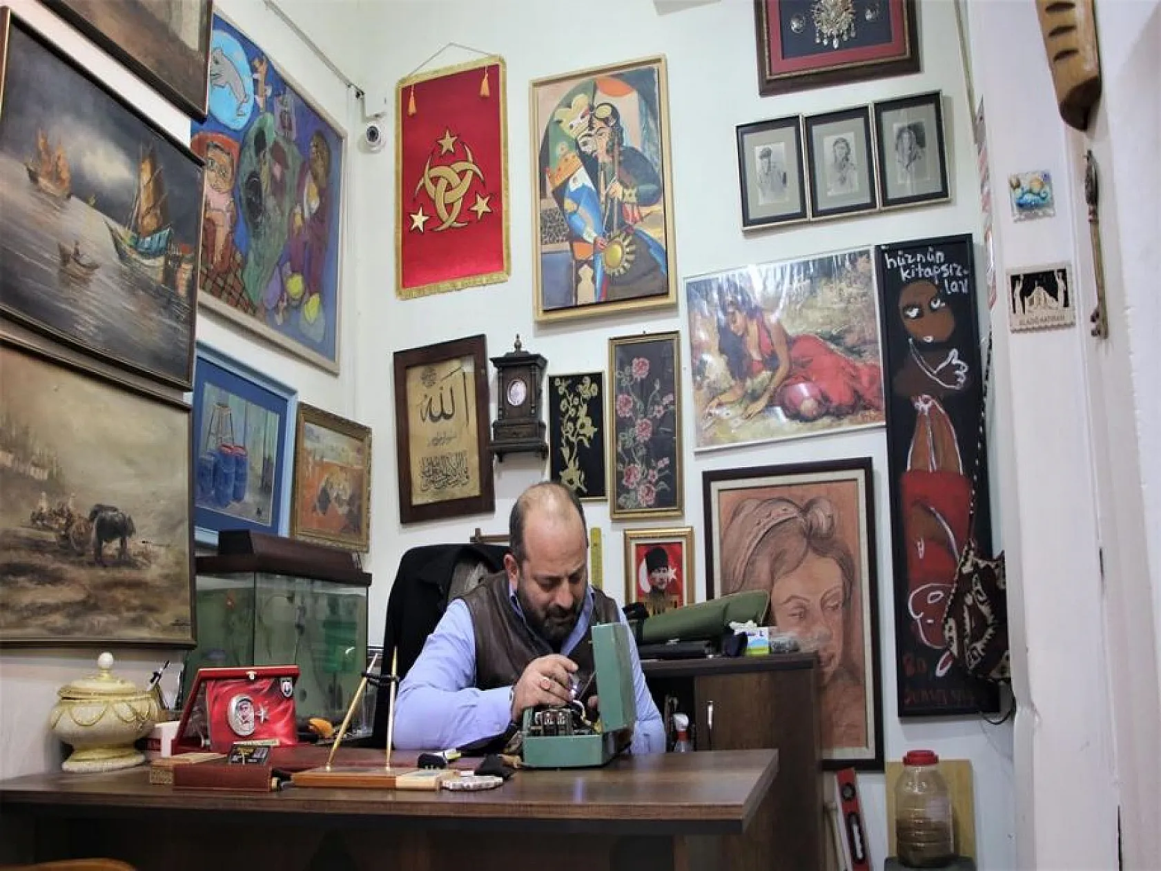 Emekli askerin antika koleksiyonu görenleri geçmişe götürüyor