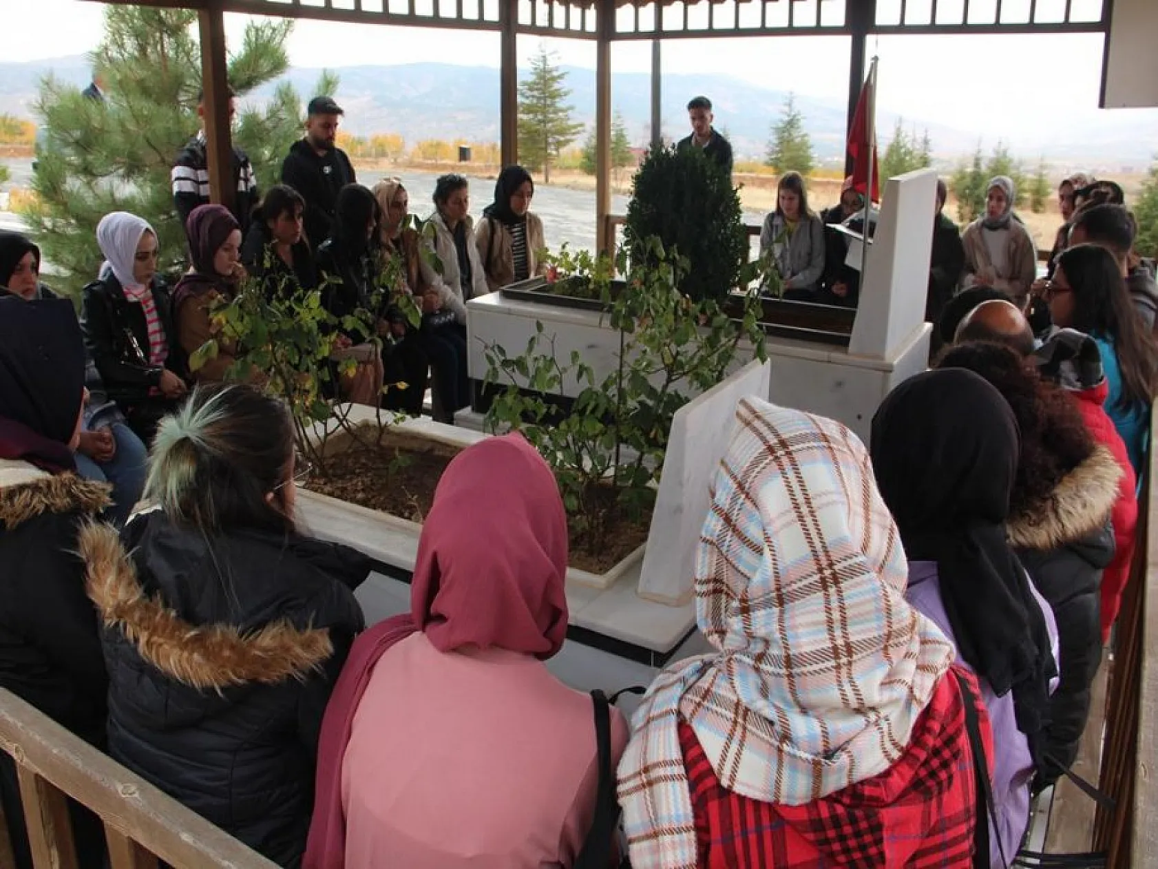 Fırat Üniversitesi İletişim Fakültesi öğrencilerinden anlamlı proje! Şehit Fethi Sekin ve sokak hayvanları unutulmadı