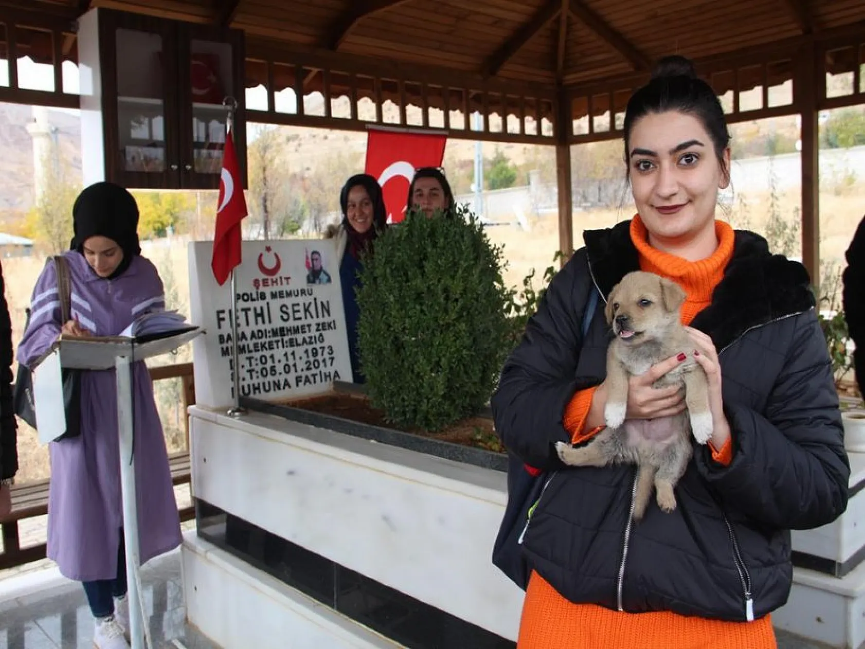 Fırat Üniversitesi İletişim Fakültesi öğrencilerinden anlamlı proje! Şehit Fethi Sekin ve sokak hayvanları unutulmadı