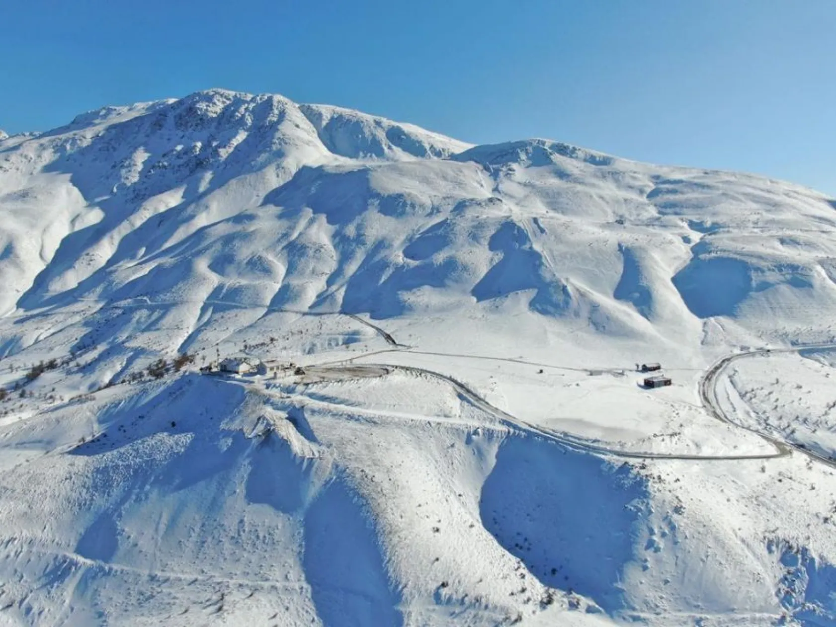 Hazar Gölü manzarası ile dikkat çeken Hazarbaba Kayak Merkezi, sezona  hazırlanıyor Görsel