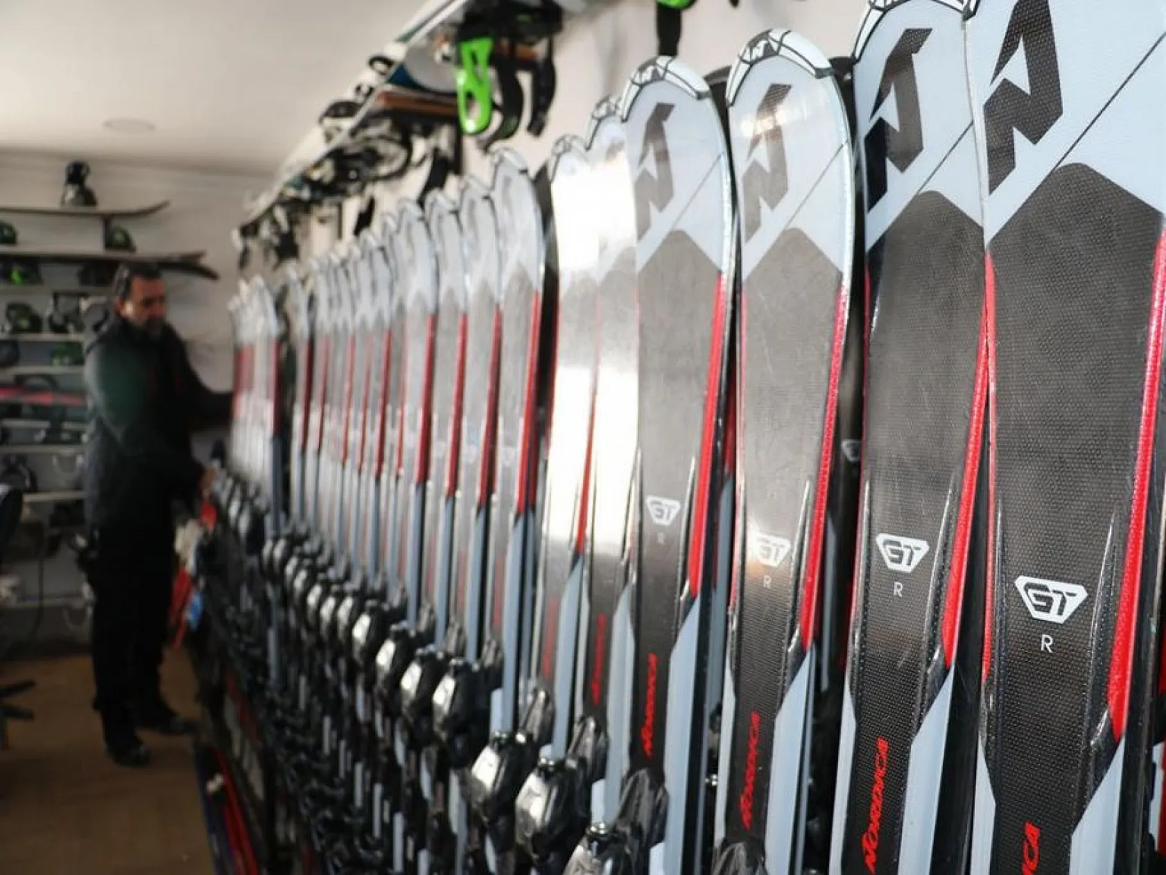 Hazar Gölü manzarası ile dikkat çeken Hazarbaba Kayak Merkezi, sezona hazırlanıyor