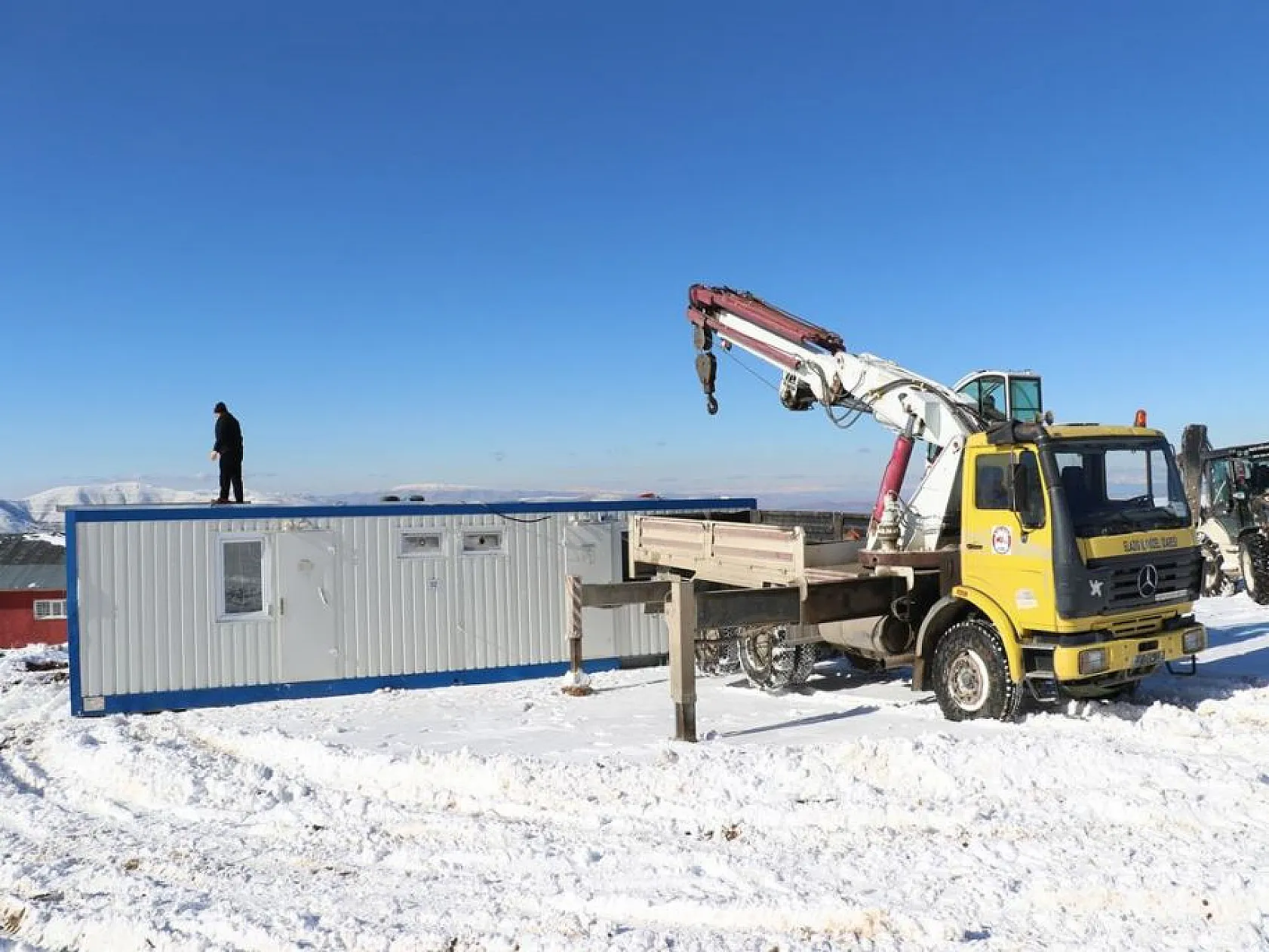 Hazar Gölü manzarası ile dikkat çeken Hazarbaba Kayak Merkezi, sezona hazırlanıyor