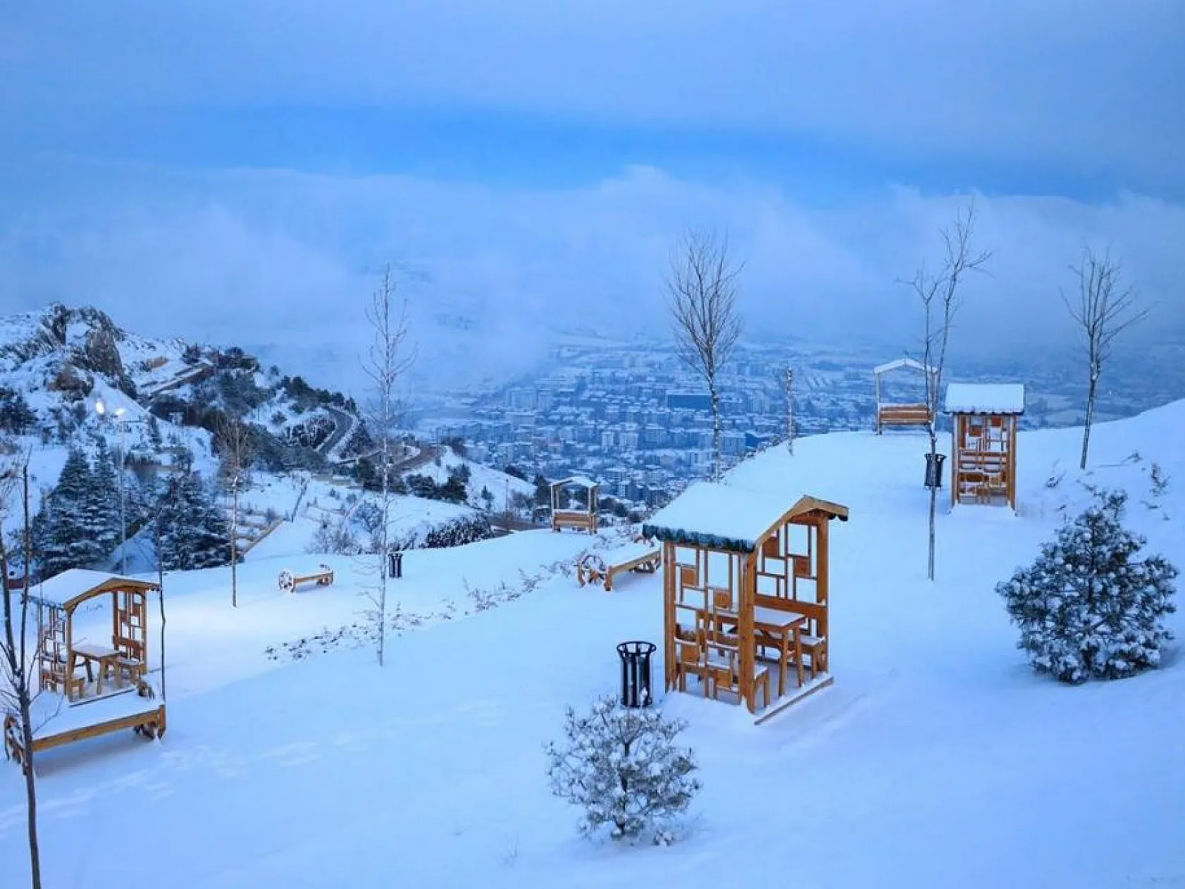 Karla kaplanan Harput'ta gece ışıkları ile görsel şölen