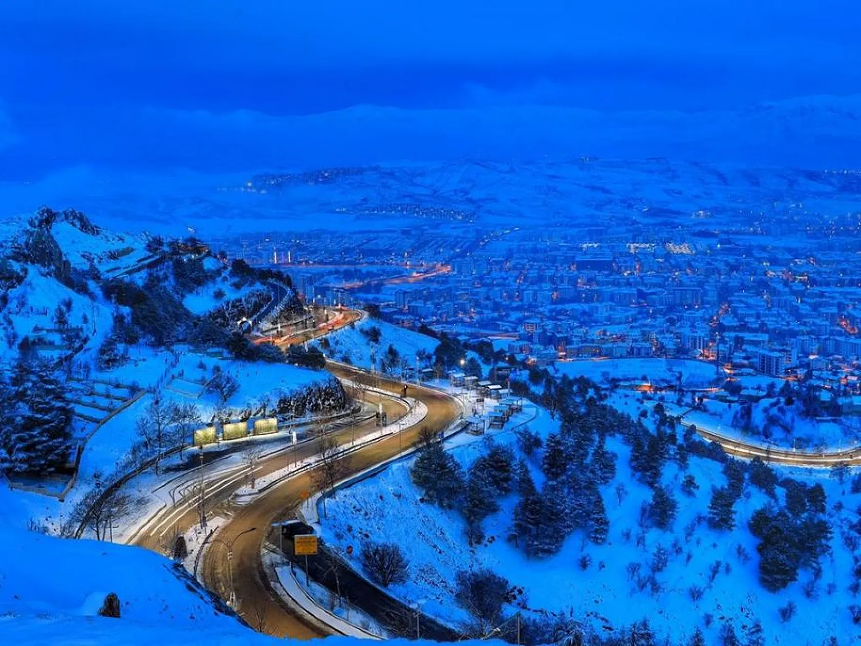 Karla kaplanan Harput'ta gece ışıkları ile görsel şölen
