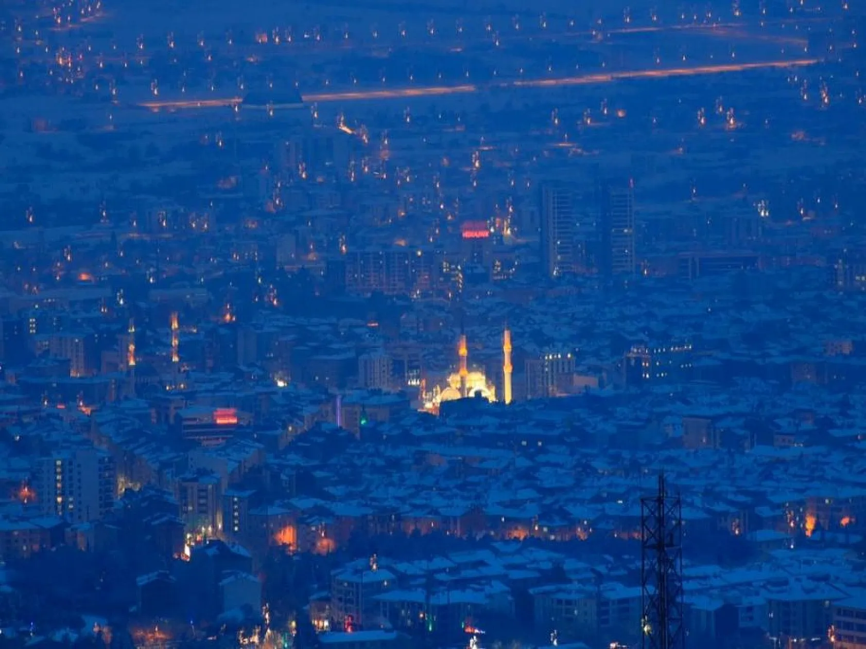 Karla kaplanan Harput'ta gece ışıkları ile görsel şölen